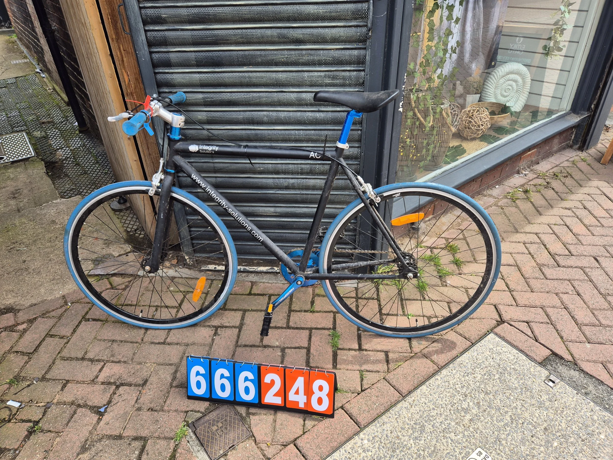 Integrity Solutions - Black, 21.5" frame