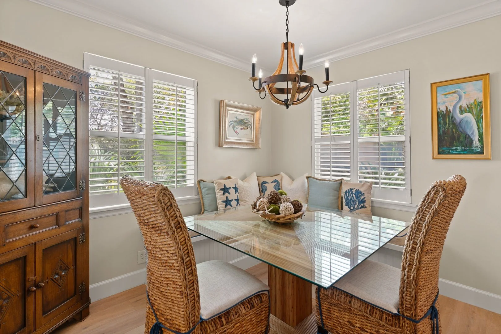 Banquet seating for 6 perfect for games, work, dining or conversations