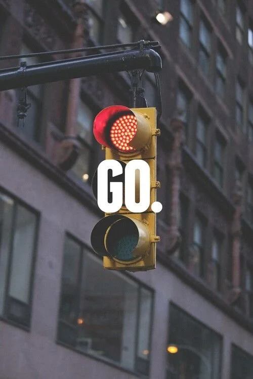 Semáforo en rojo con la palabra 'GO.' en el centro.