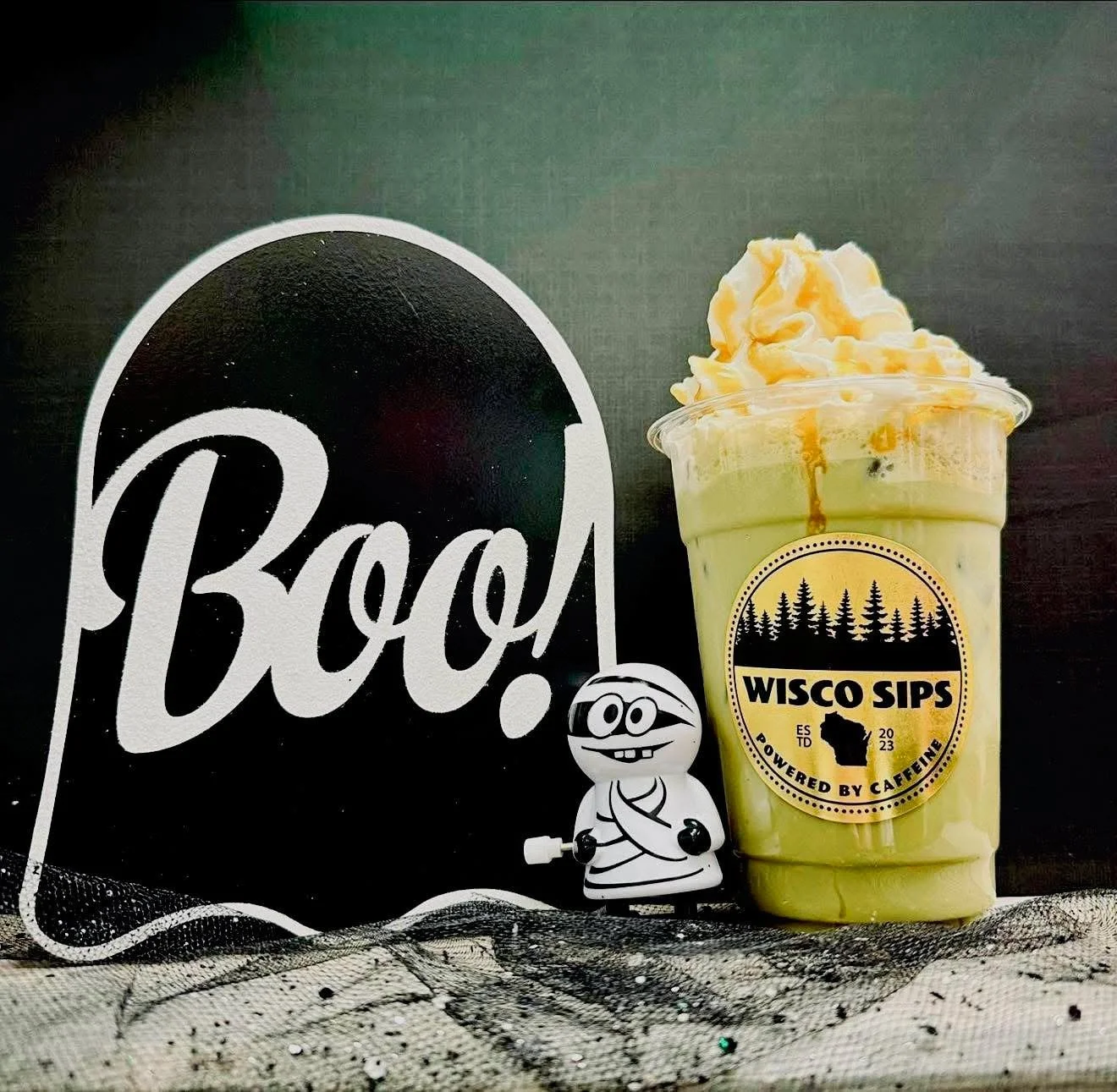 💚👻 BOOGIE MAN LATTE 👻💚

{White Chocolate, Caramel Sauce, &amp; Green Mint}

How do you get a tissue to dance? 🪩

Put a lil BOOGIE in it!! 💚🦠

No boogies in this latte&hellip; only ghoulicious flavors!! 🤭

Have you tried this one yet?? 🤔👇

#
