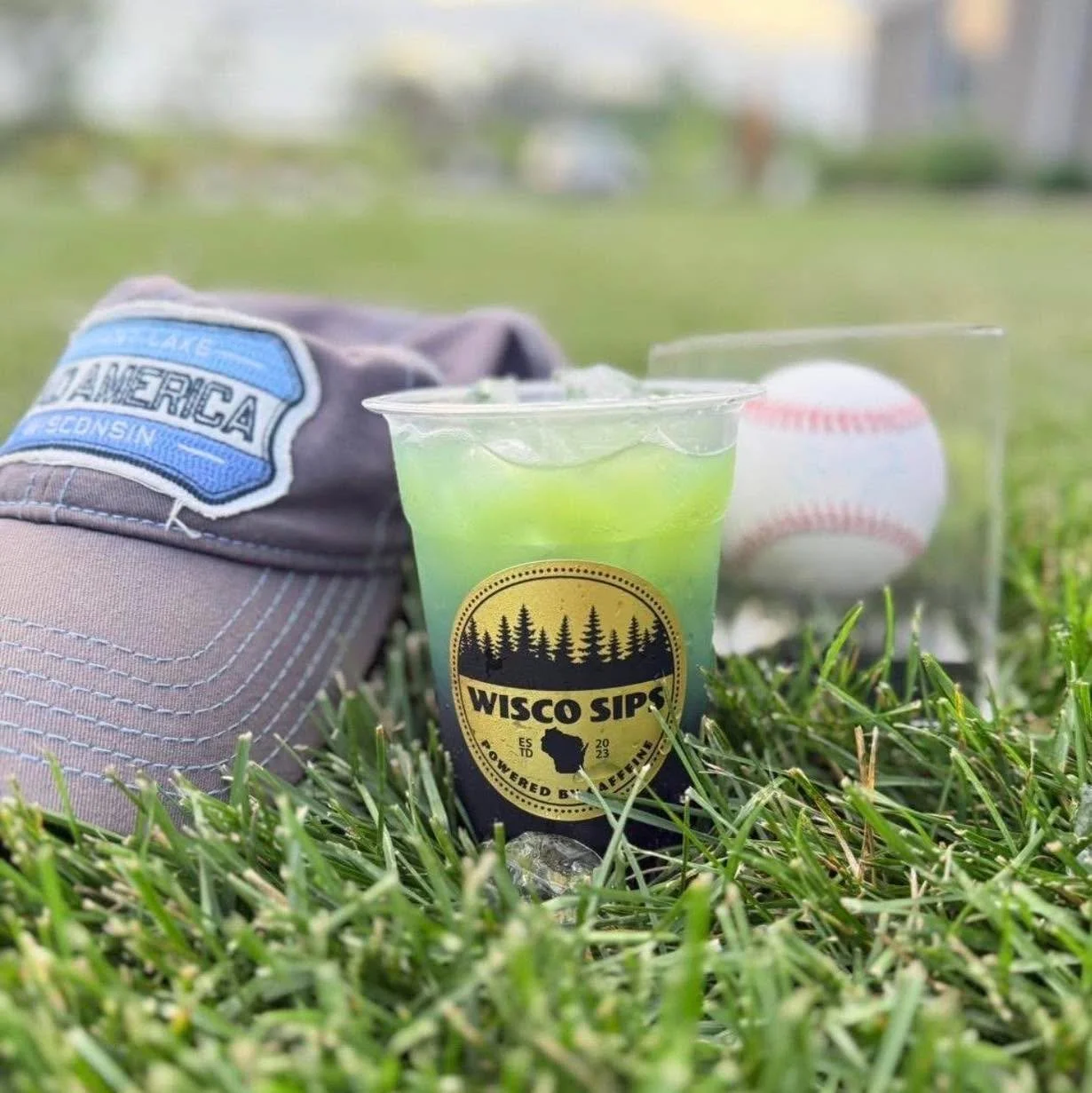 Couldn&rsquo;t think of a better drink for today!!

It&rsquo;s a classic. 
It&rsquo;s delicious.
And most of all- it&rsquo;s a WINNER!! 💙💛

How are you celebrating going to the World Series?? 👇⚾️

#local #smallbusiness #wiscosippin #wiscosips #wis