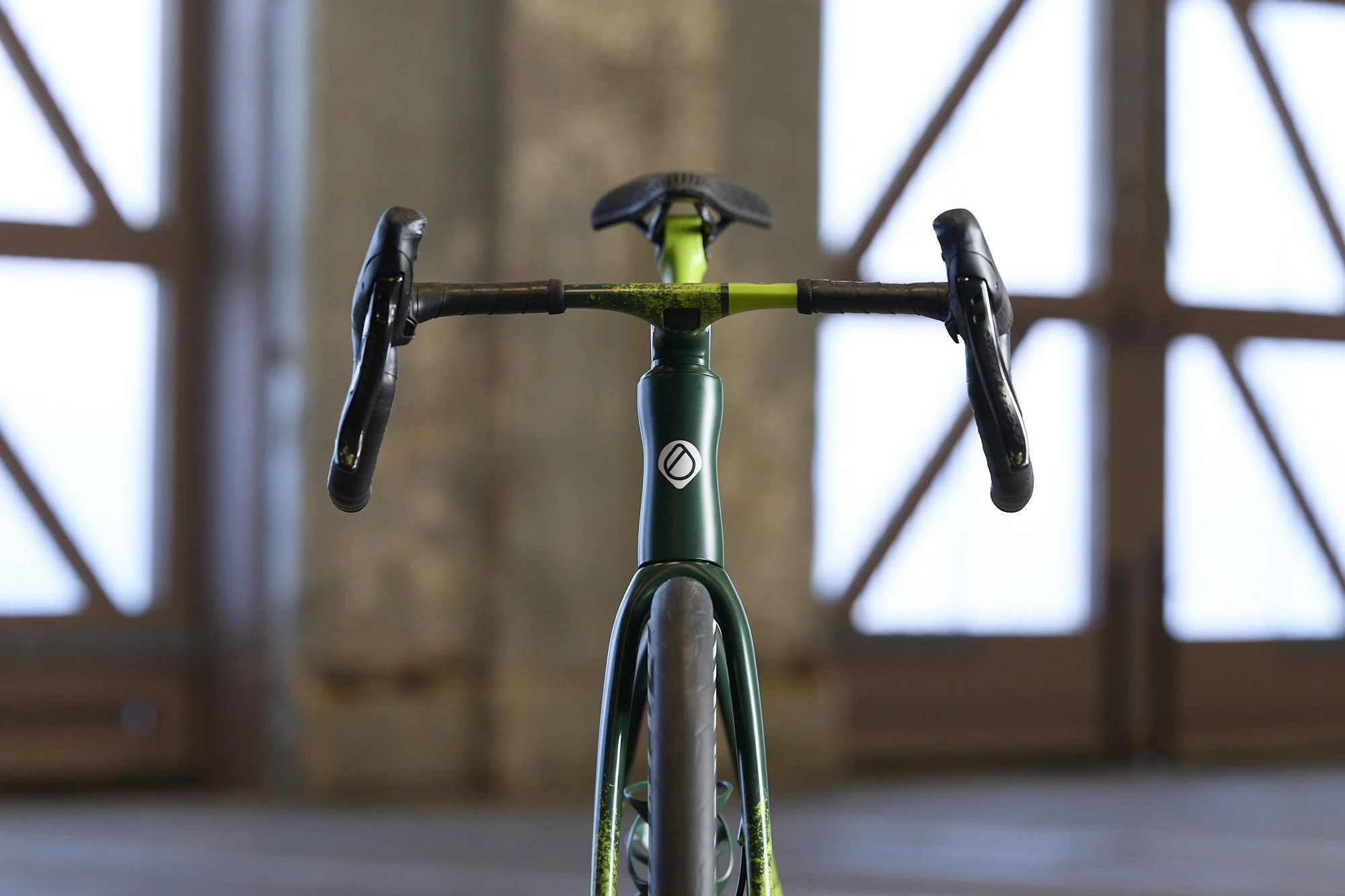 al lroad model bicycle showing wide tyre clearance up to 40mm and gravel style tapered ENVE  handlebars