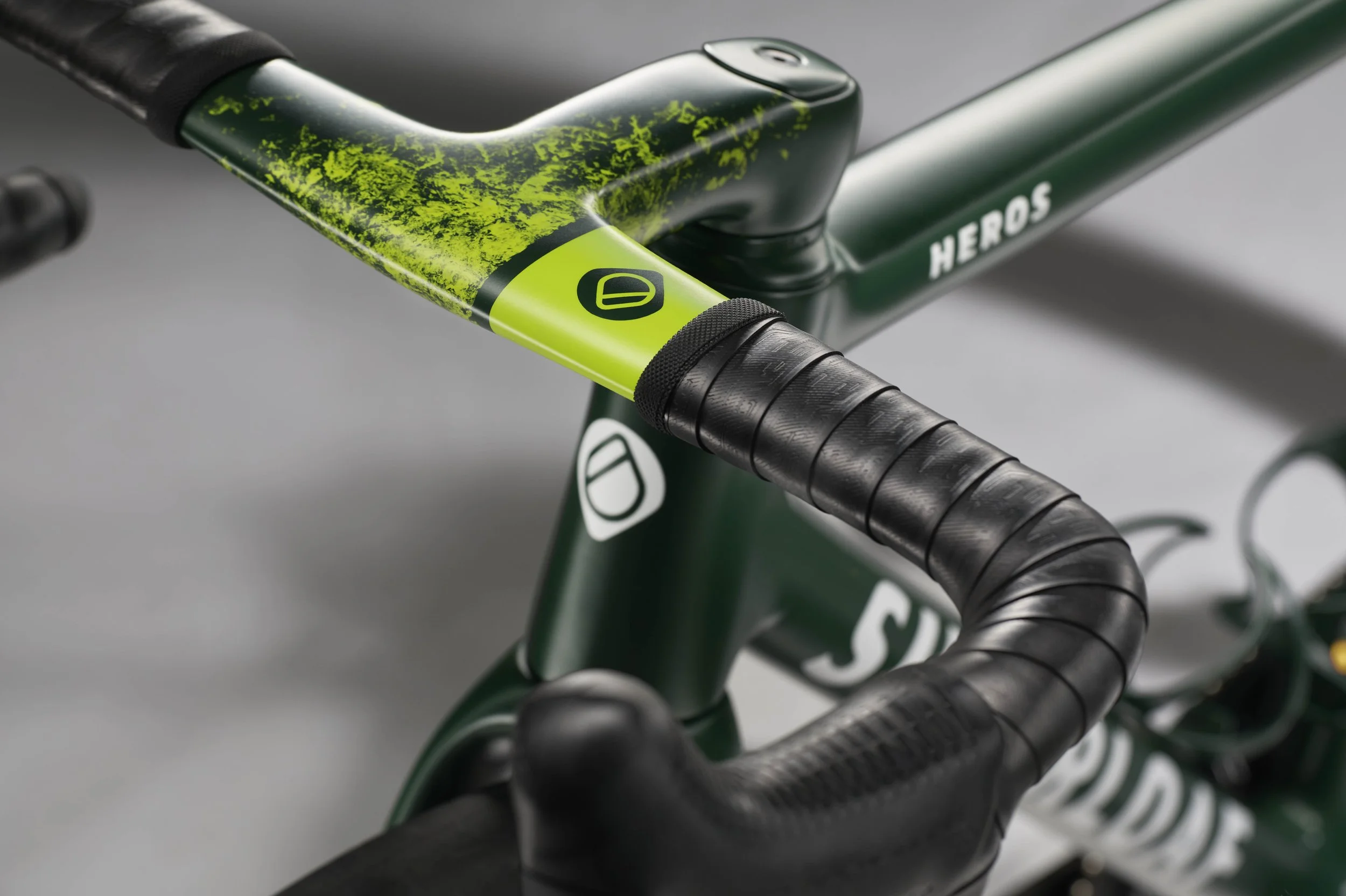Detail image of green paint detail on ENVE in-route one piece handle bars on Heros bicycle