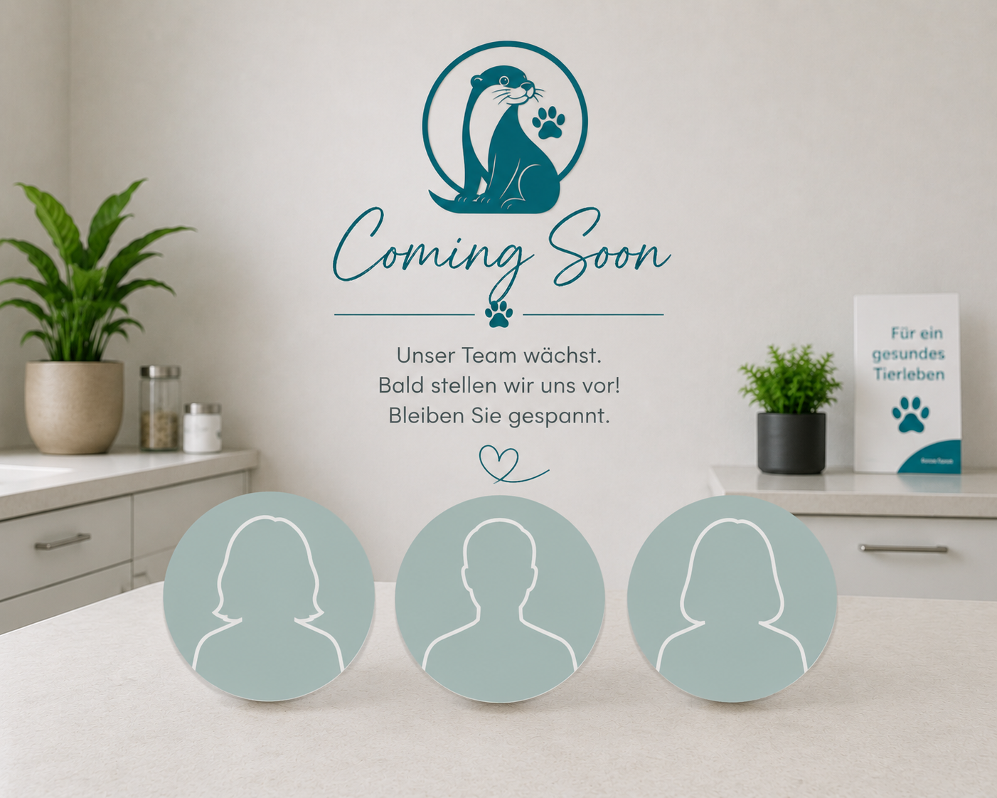 Ein Schild mit der Aufschrift "Coming Soon" und einem pelzigen Tier als Logo, das ein Tierheim oder Tierpflegezentrum ankündigt, mit Platz für die Teamfotos.