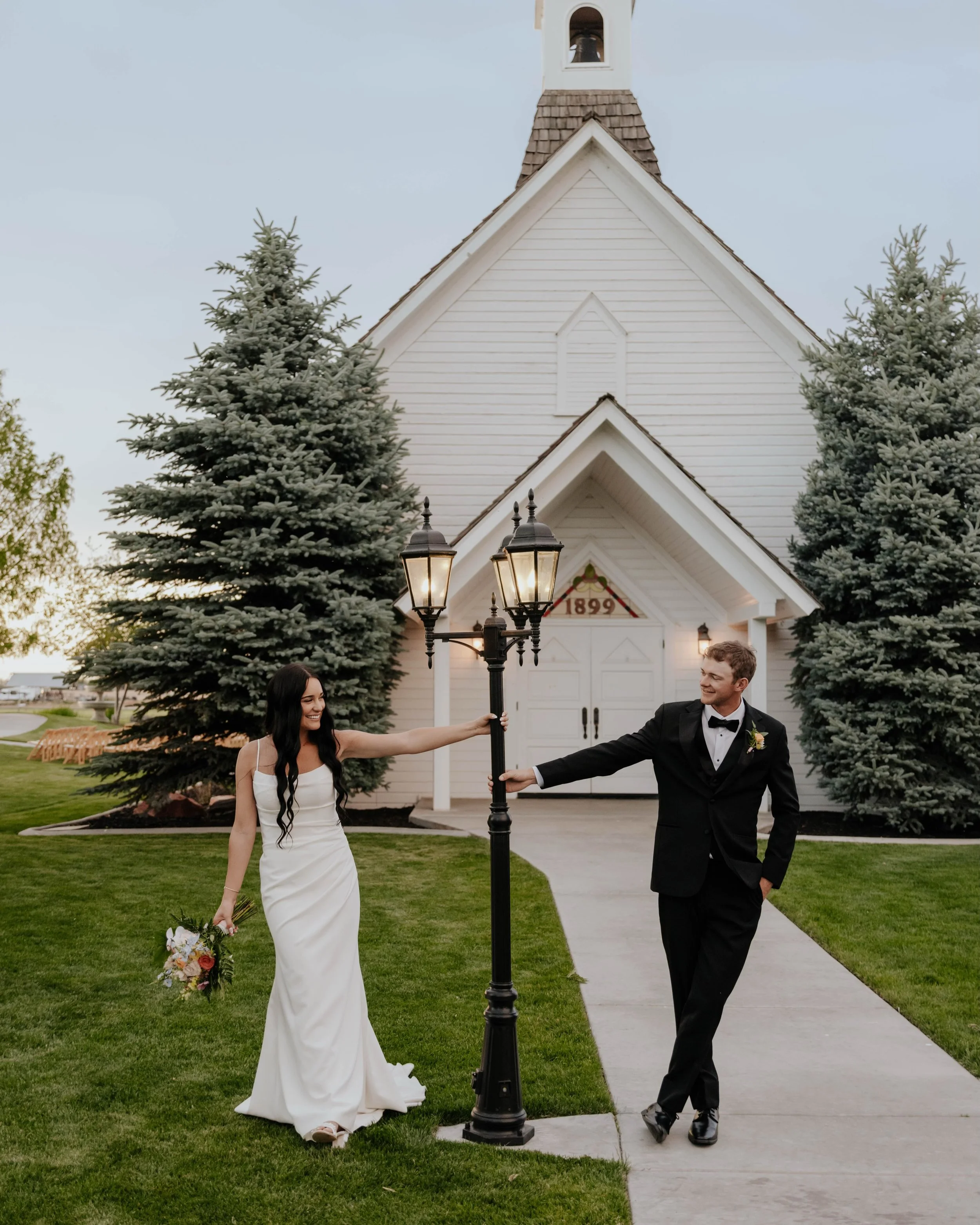 the most gorgeous wedding ! Every moment felt effortless 🤍  So grateful to be able to second shoot @ksuttonphoto !  #idahophotographer #weddingphotography #weddingphotographer #idahofallsphotographer