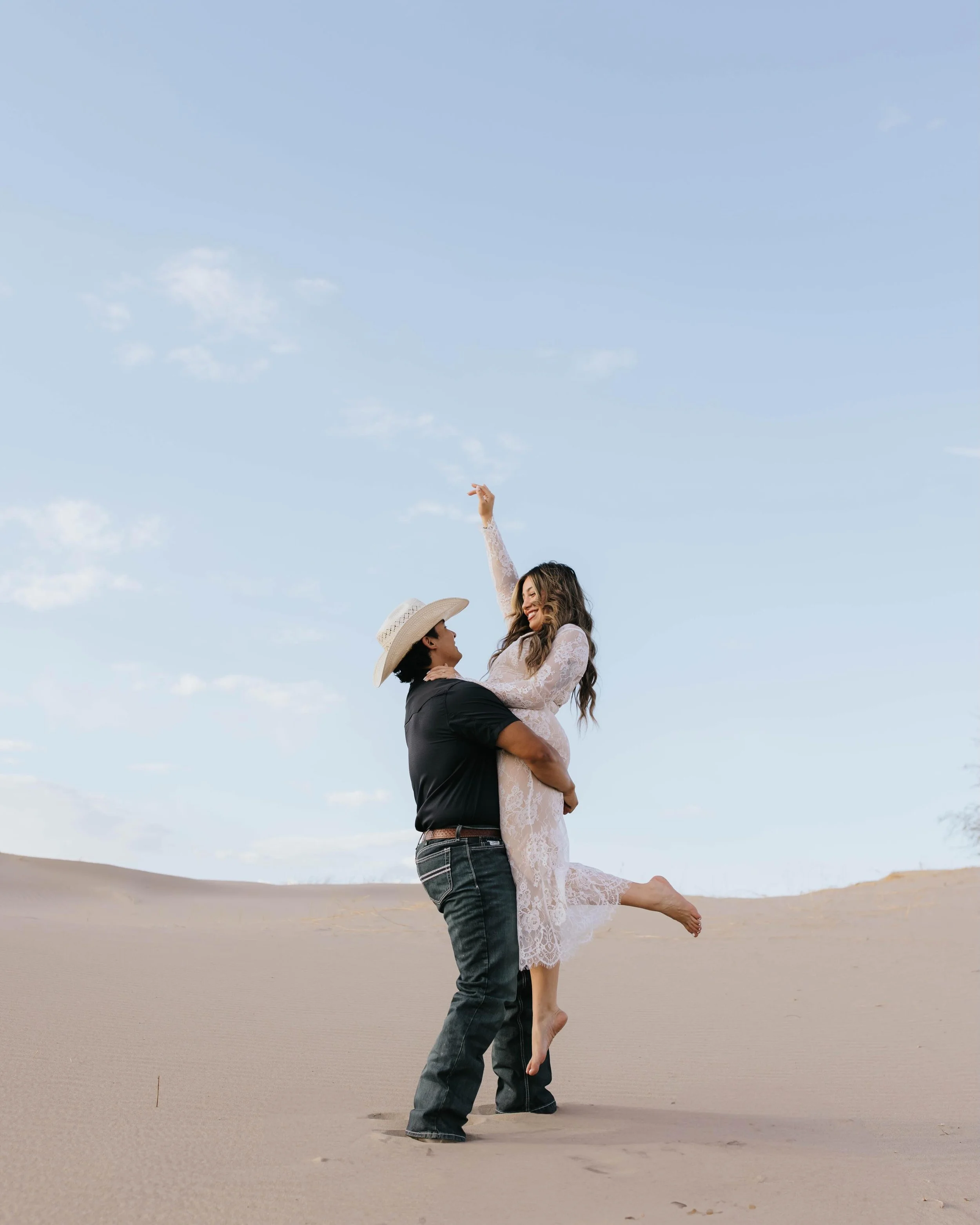 Your sign to book the photo session !! 

Whether it&rsquo;s engagements, couples, wedding, or just documenting this season of life&mdash;you&rsquo;ll never regret having the memories. I&rsquo;ll guide you through everything so it feels natural, fun, 