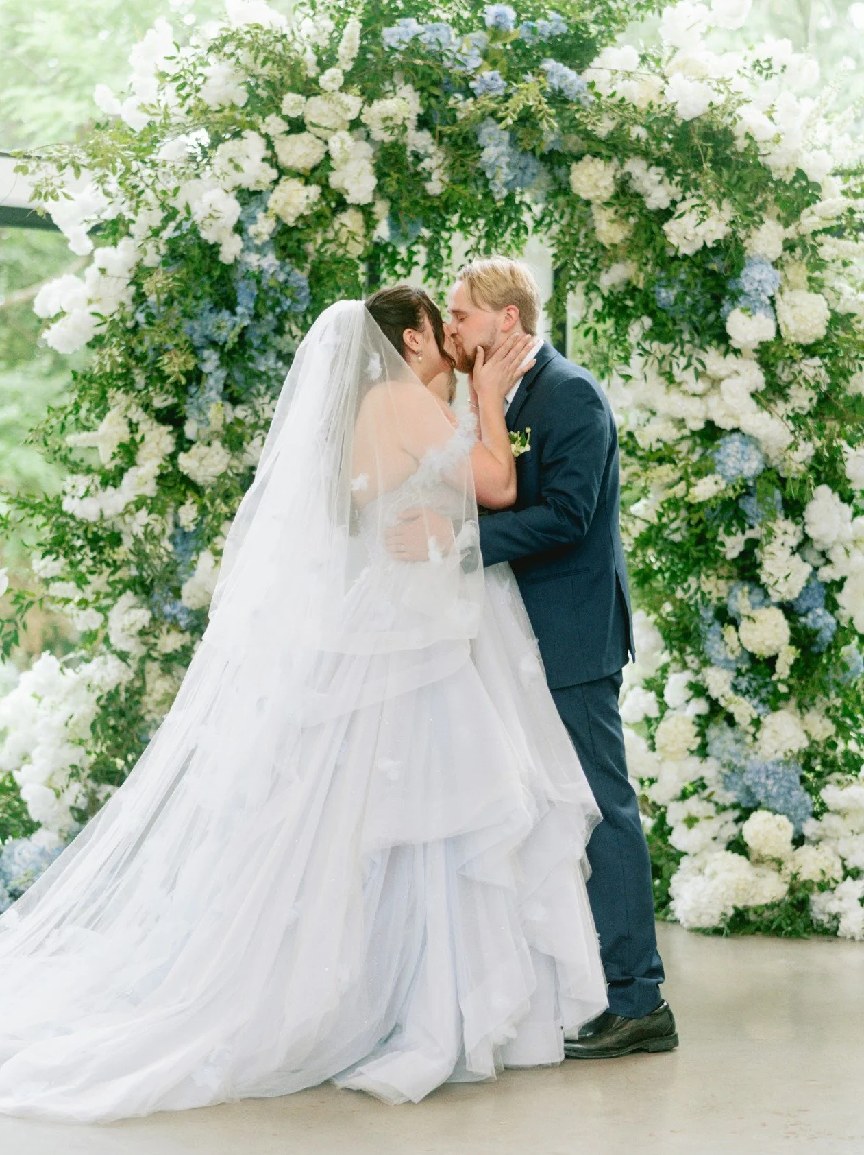 kiss-wedding.jpg