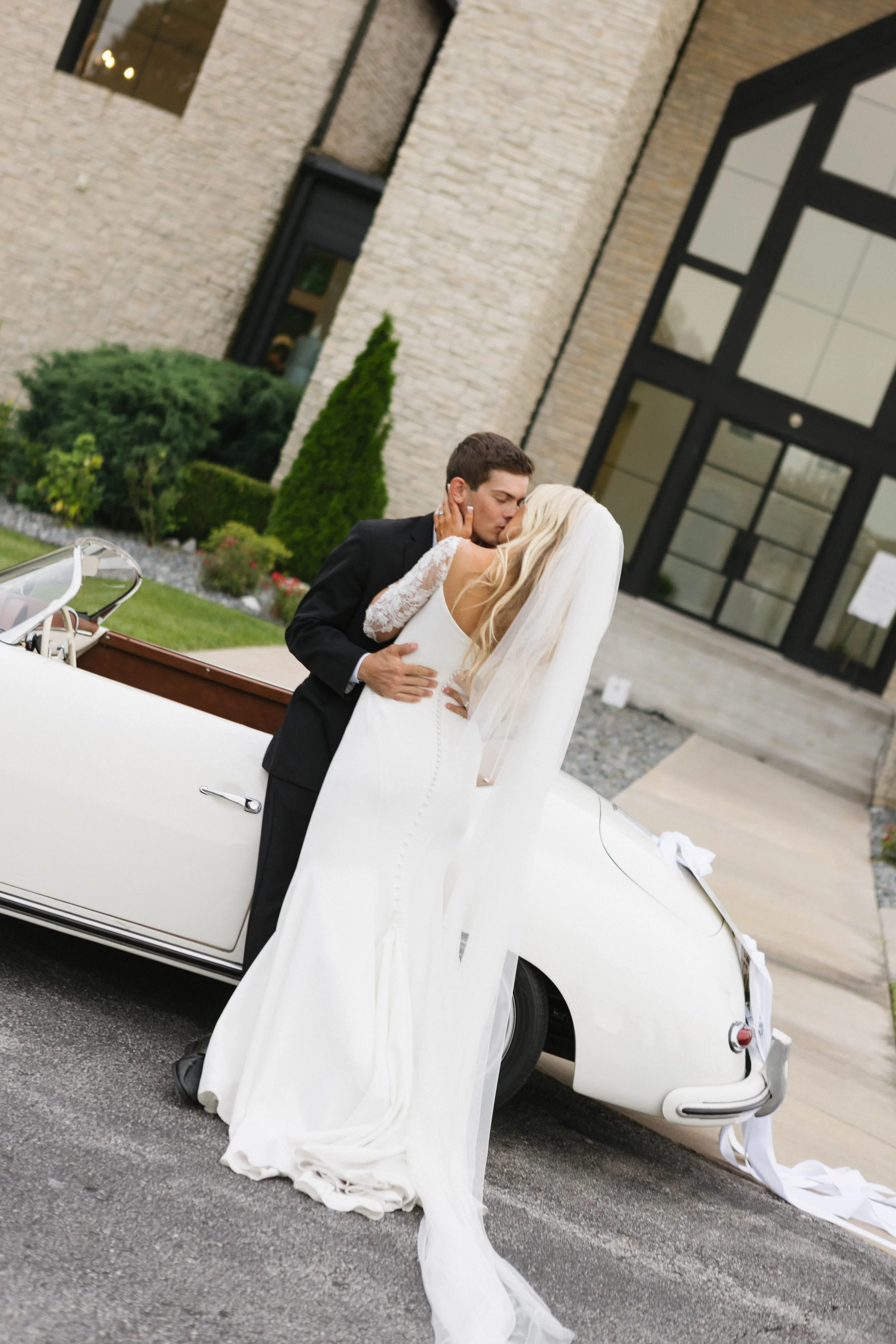 Maura and Justin’s Classic June Wedding at Osage House