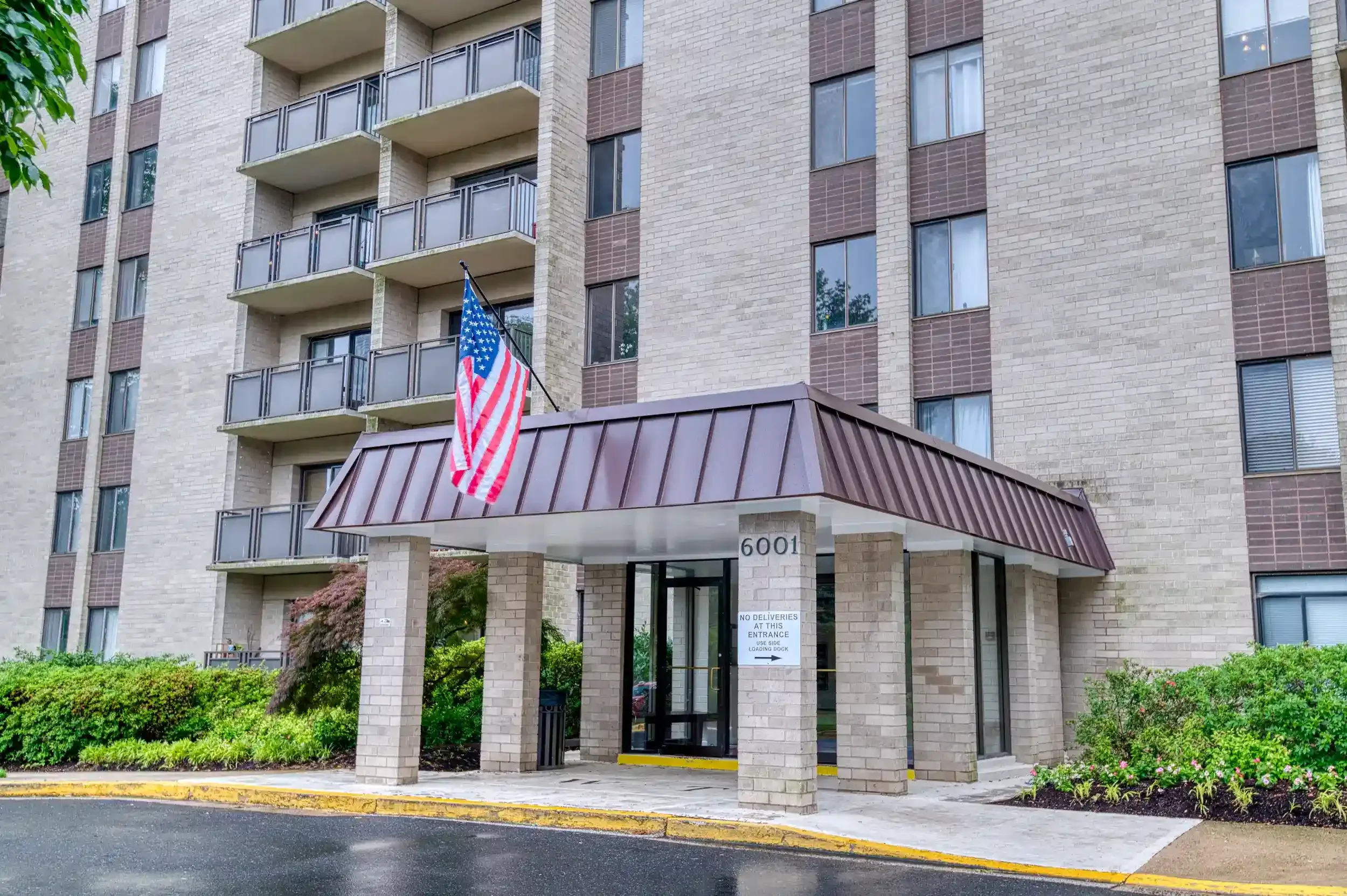 Entrance – The Arlington’s covered entrance at 6001 provides a welcoming entry for residents and visitors.