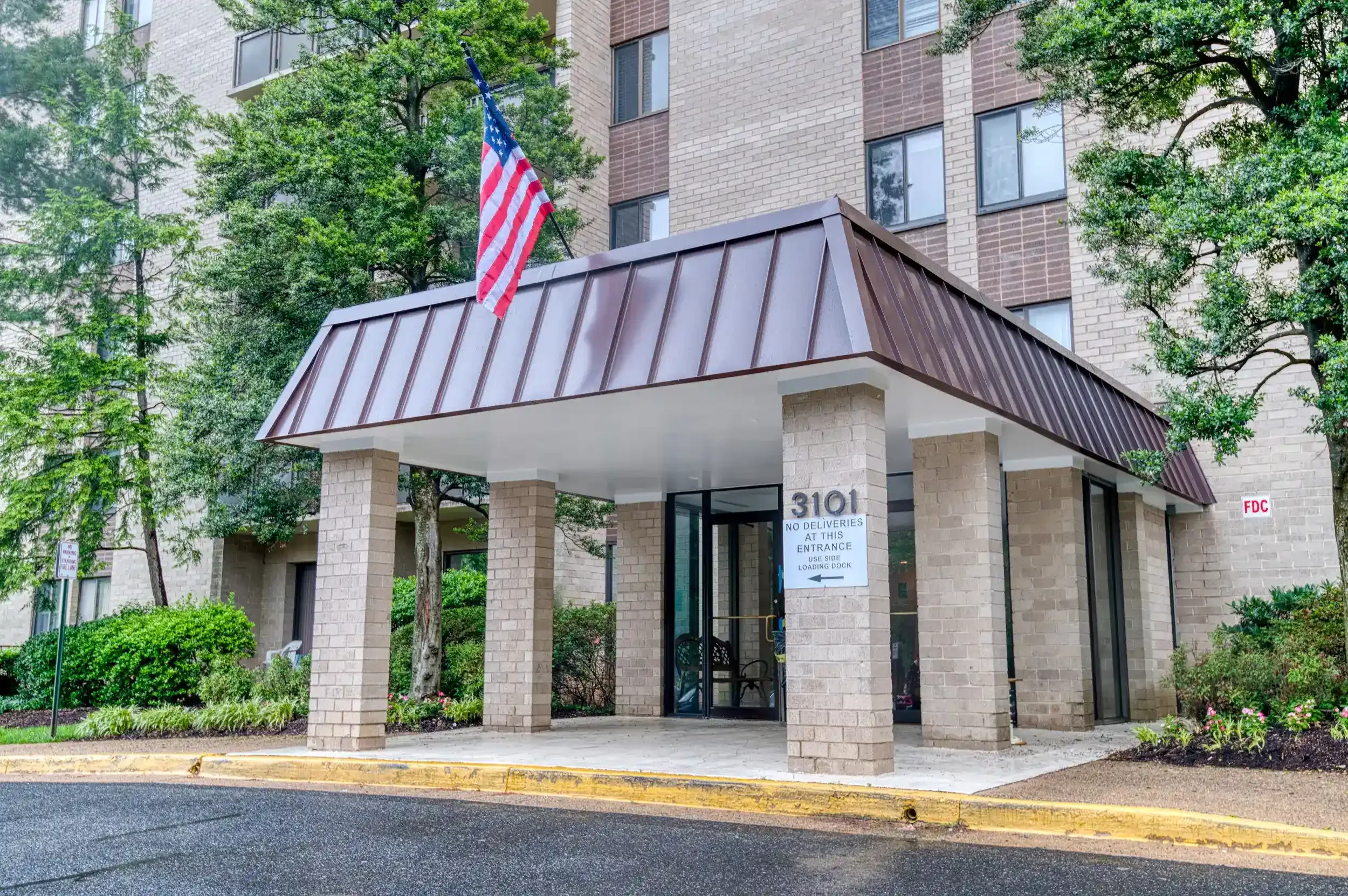 Exterior/Entrance – The Carlyn’s covered entrance at 3101 provides a sheltered and welcoming arrival for residents and guests.