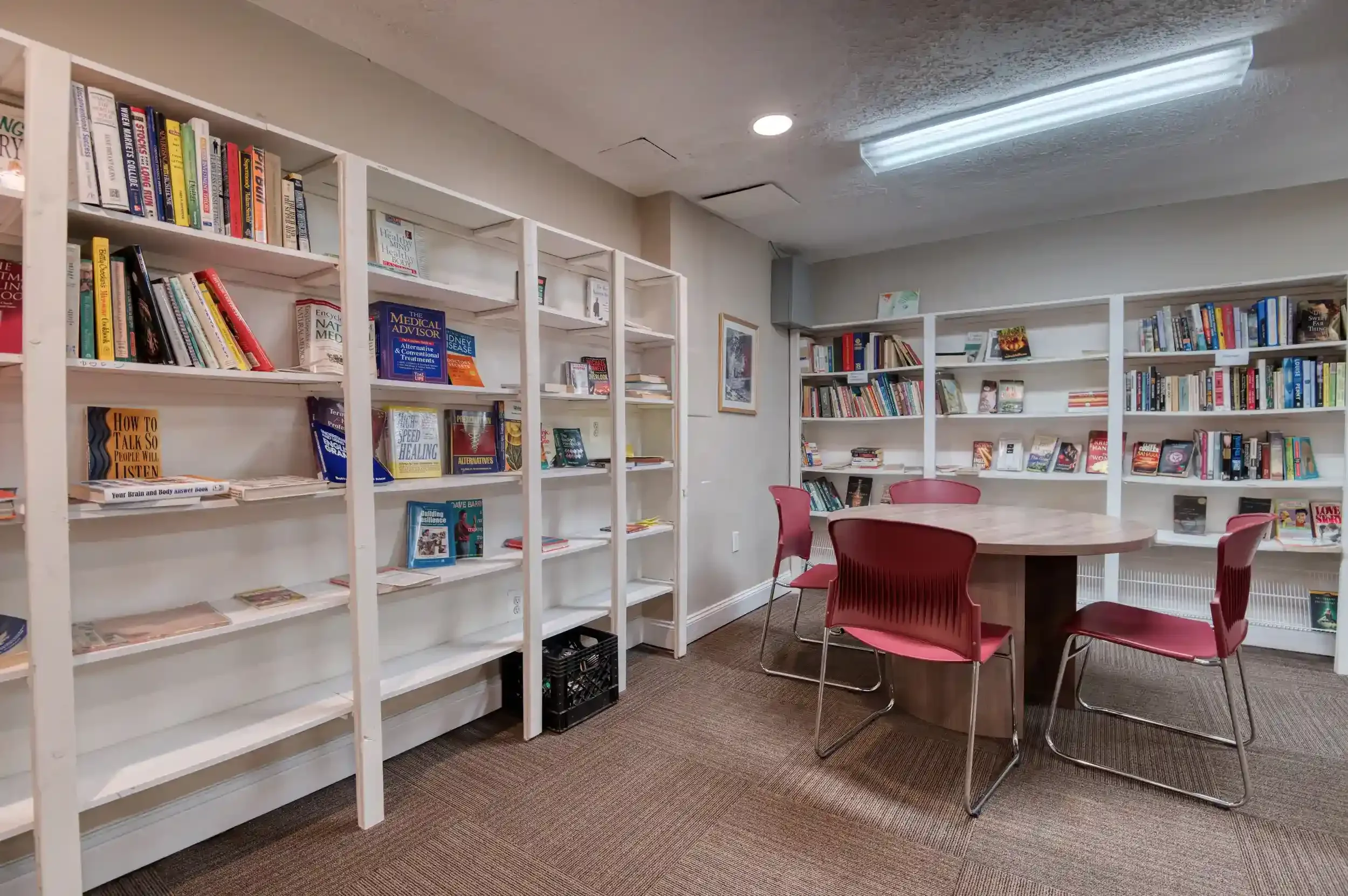 The Manchester’s library provides a quiet space for reading, studying, or relaxing. Open to all residents. 