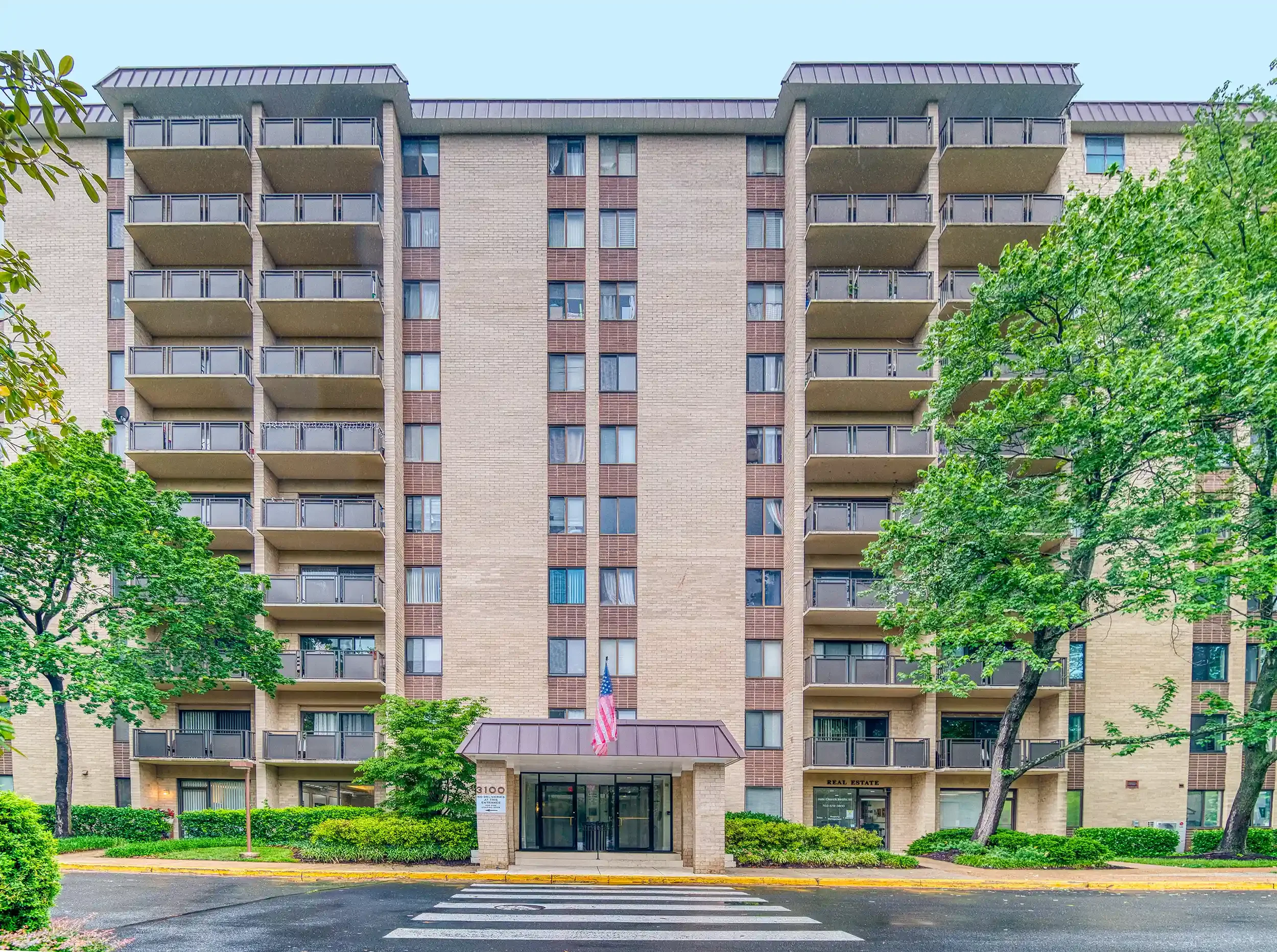 Exterior – The Manchester high-rise features classic architecture and mature landscaping at the entrance.