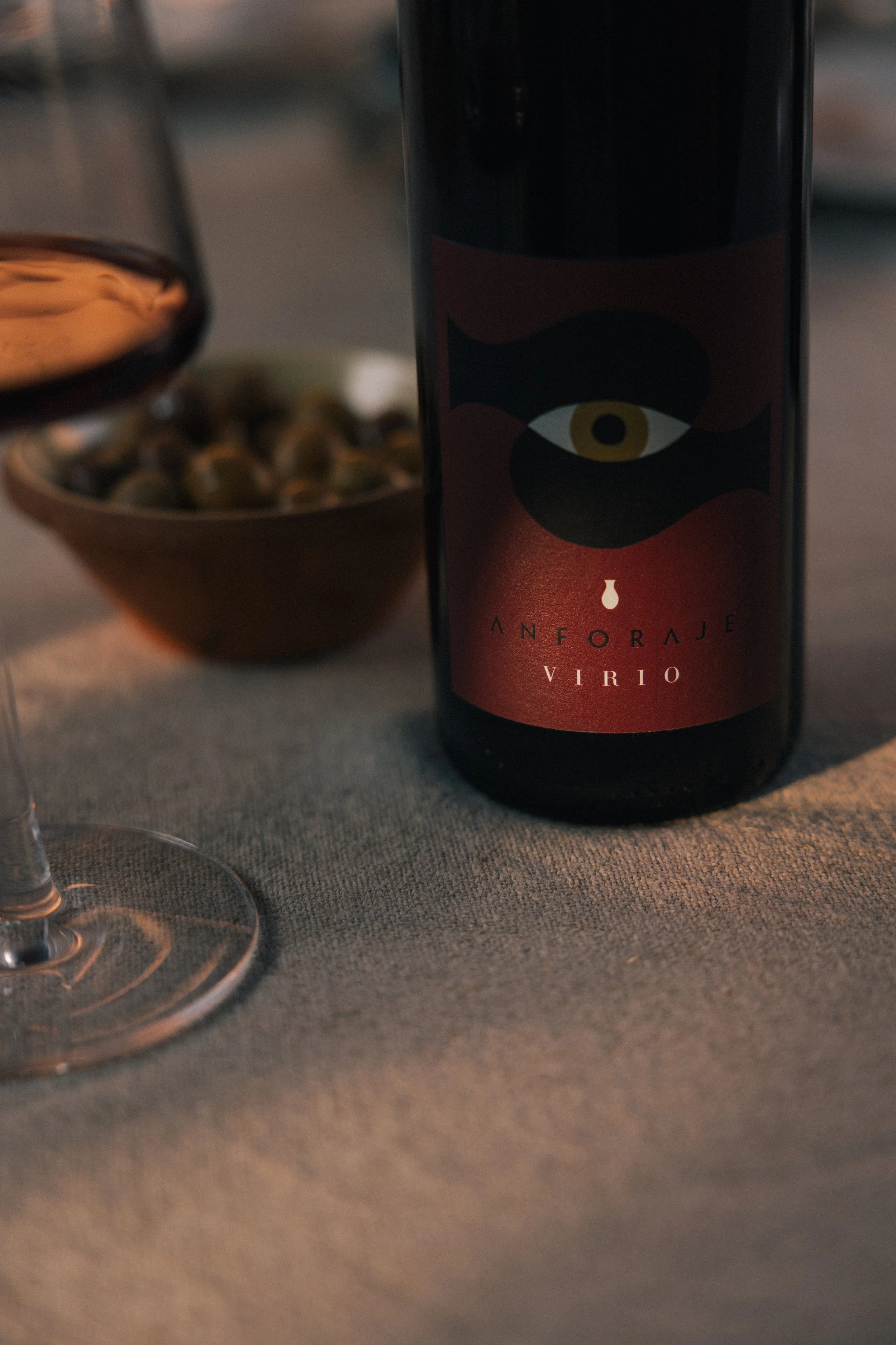 bicchiere di vino Anforaje Virio durante una degustazione