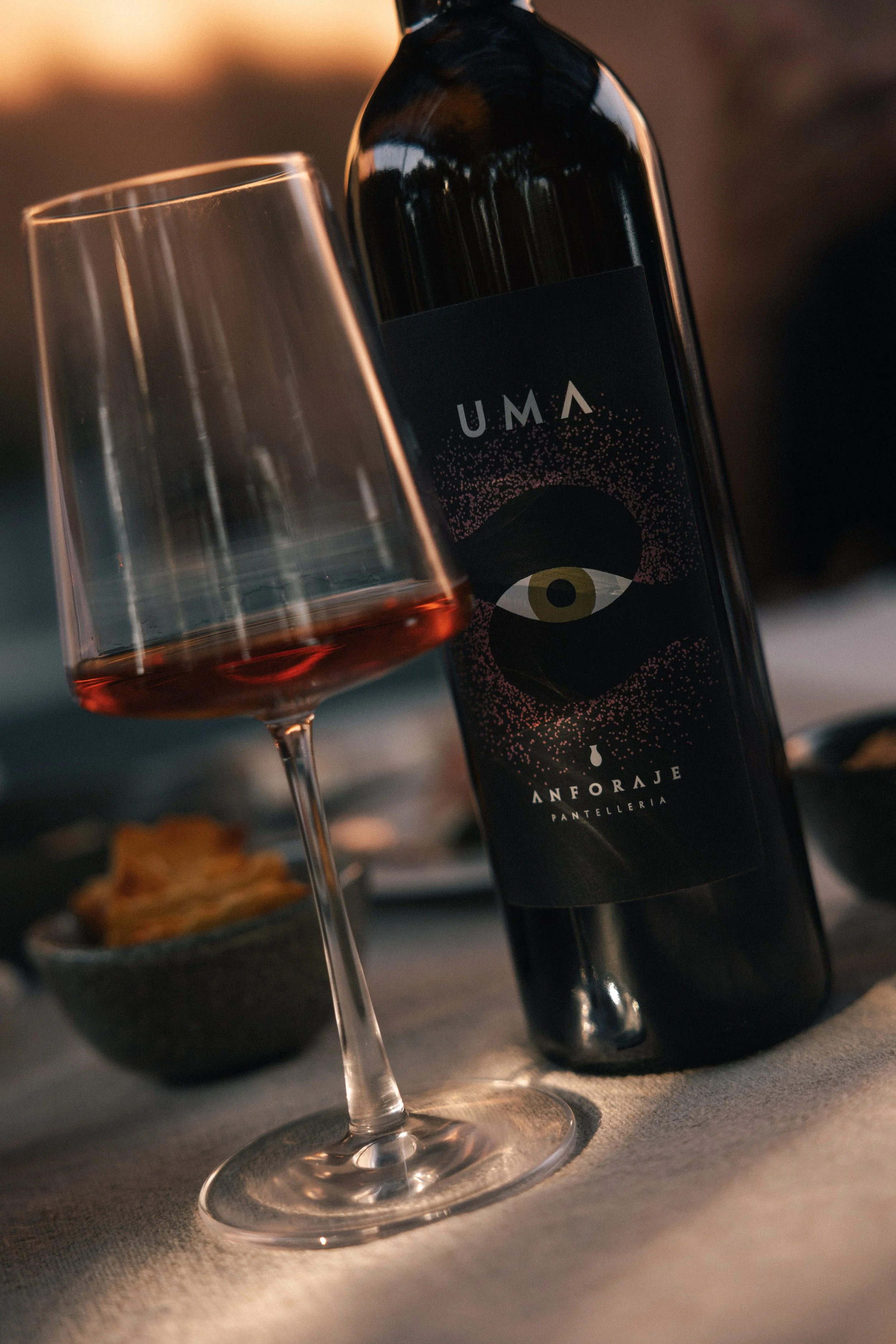 bicchiere di vino Anforaje Uma durante una degustazione