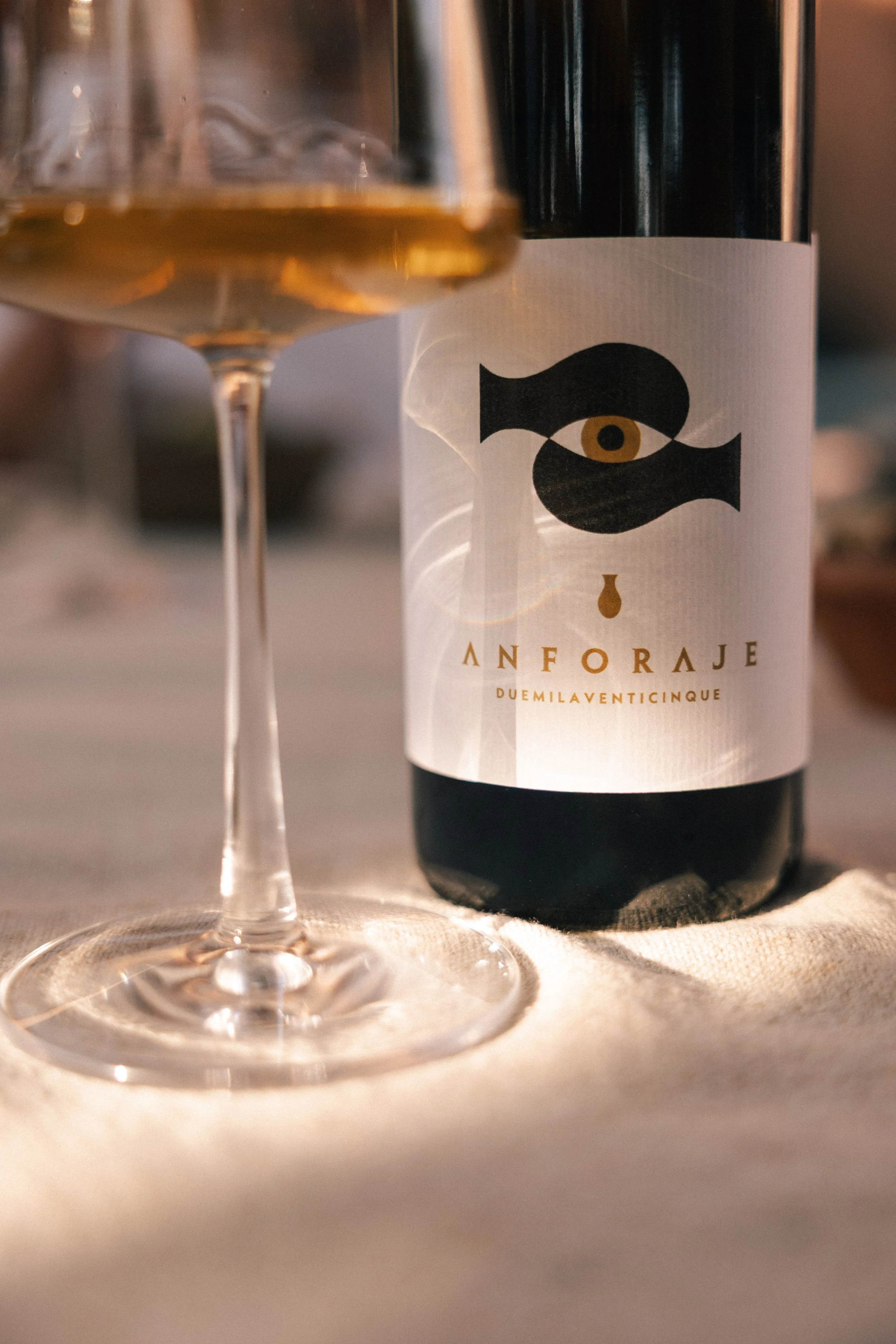 bicchiere di vino Anforaje Duemilaventicinque durante una degustazione