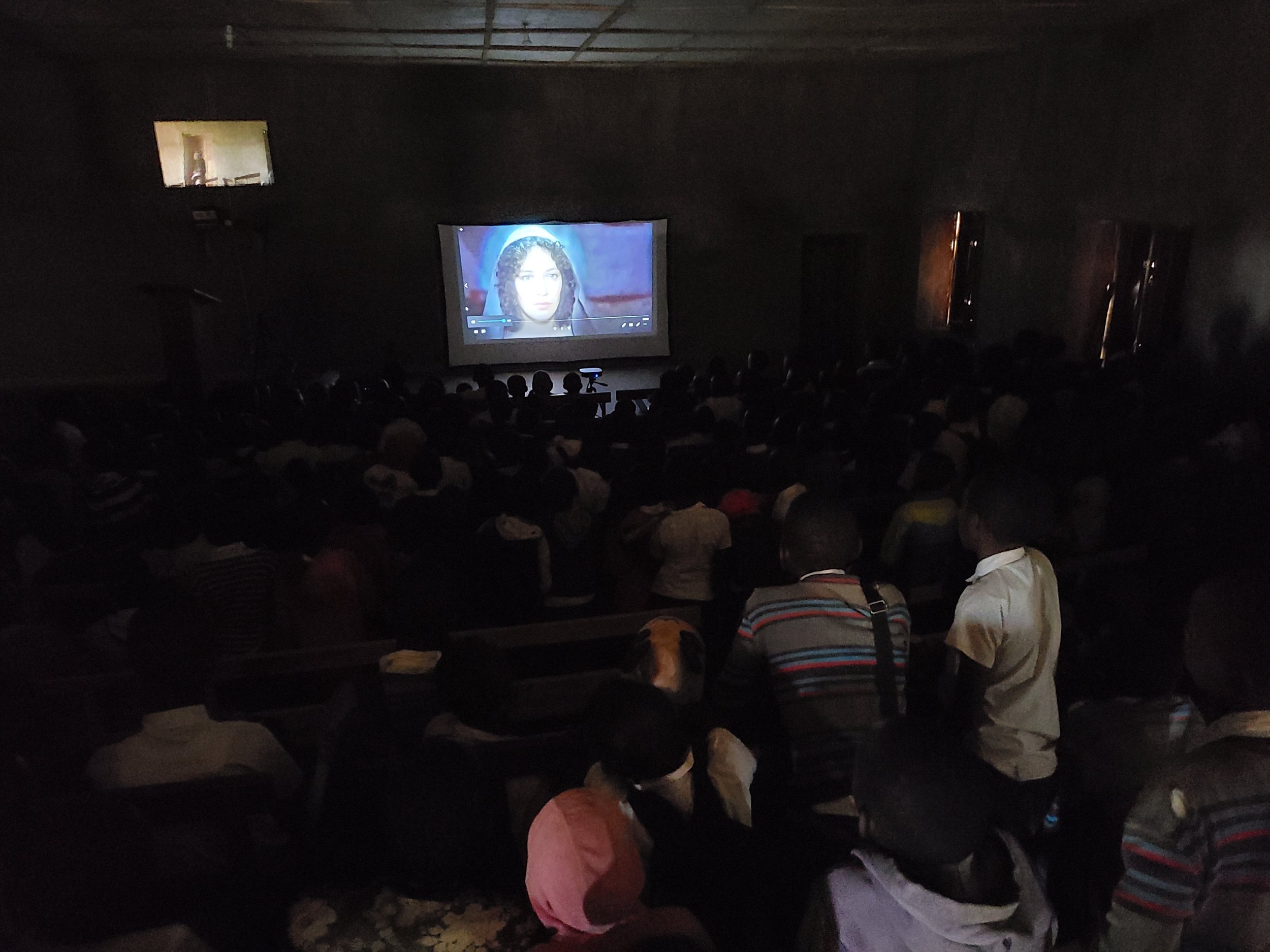 04 O Ye Film kids watching.jpg