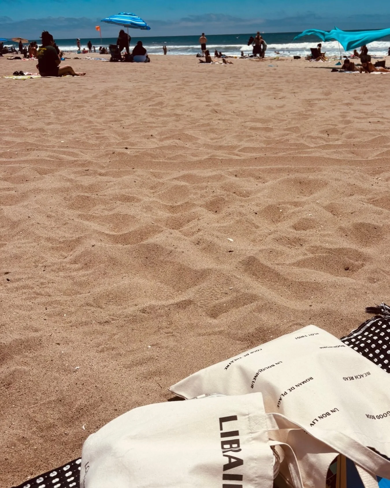 Librairie at the beach 😎