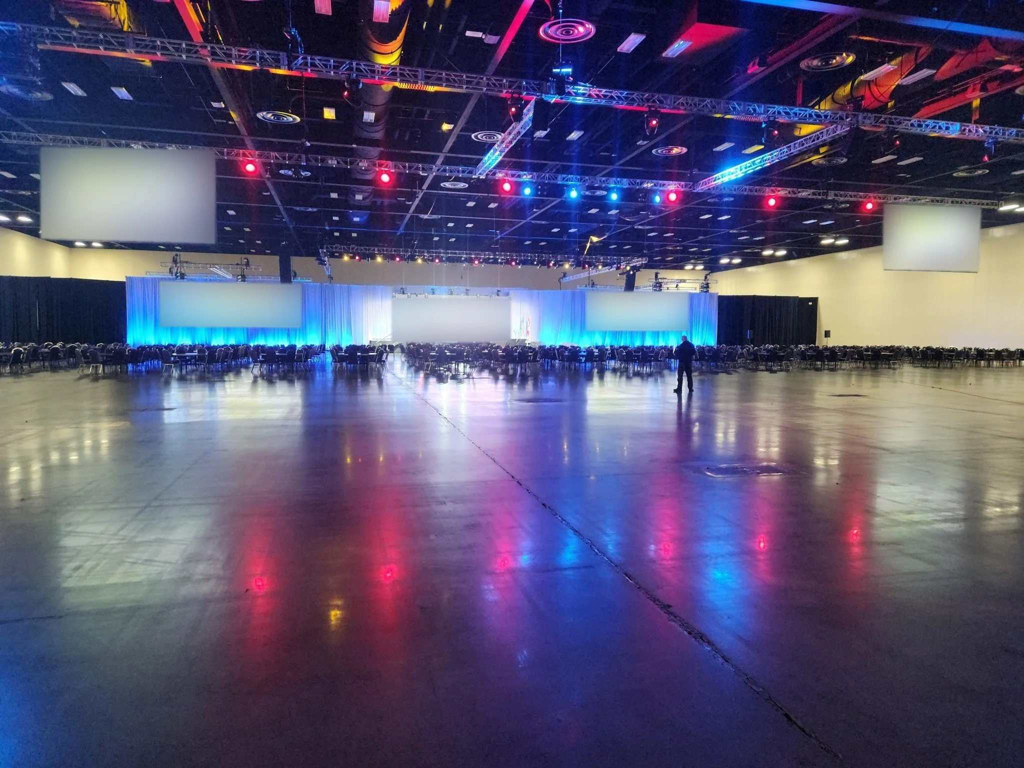 Convention hall general session: rounds for thousands, three main screens and delay screens