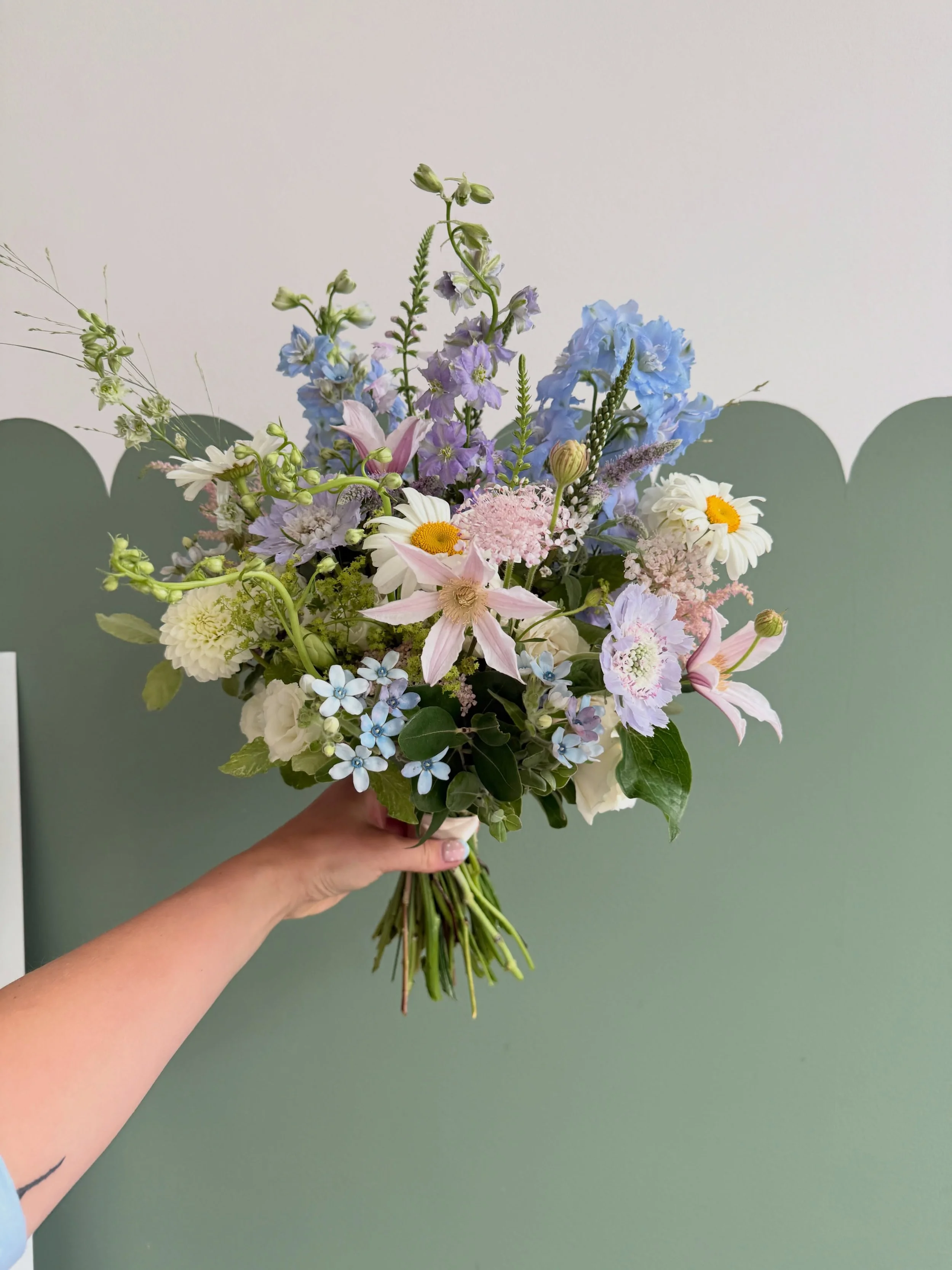 Meadow. Garden. Summer. With a pop of blue ✨

Relaxed + natural was the aim for Laura + Ian. A genuine reflection of them and the day they planned. Everything centred around friends + family and celebrating together. ❤️

Garden style bridal bouquet &
