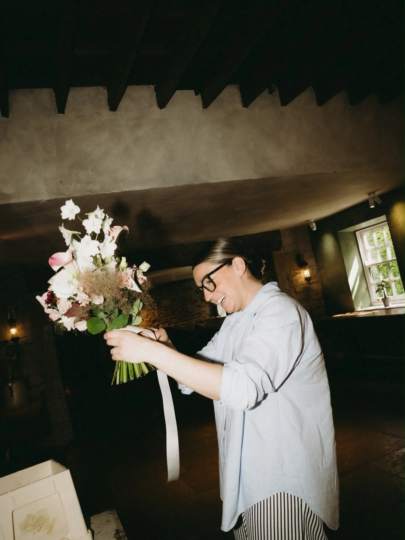 BTS shots of final bouquet prep for the lovely Lauren ✨ 

shoutout to @nicolajay.photos for dealing with my awkwardness as soon as her camera came within 5ft of me 

modern bridal bouquet &bull; modern wedding flowers &bull; le petit chateau wedding 