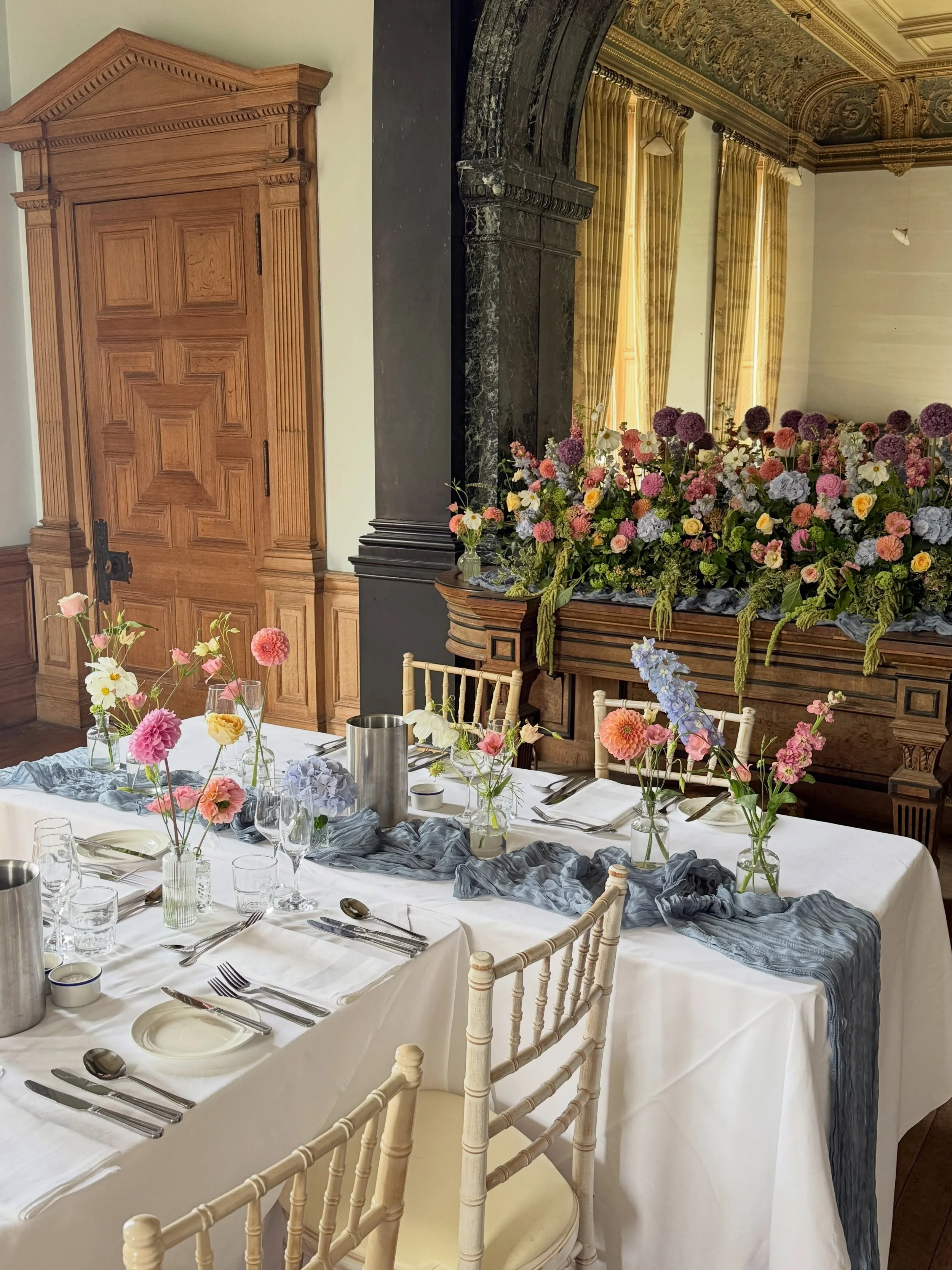 us 🤝🏼 intimate weddings and sweetheart tables

a perfect example of budgeting for a statement install and having paired back table flowers (and lots of them) 

the space feels considered, the guests have room for their wine glasses, you can all see