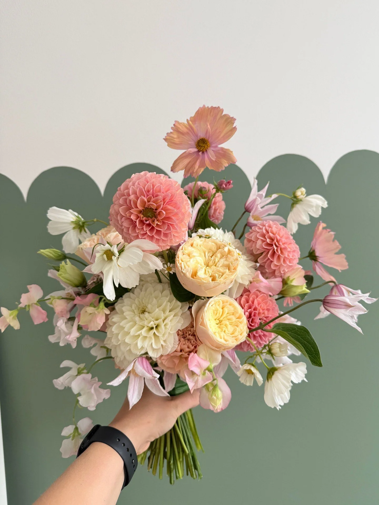 i'm calling this one - peachy 🍑 

when my couple wanted to move from a multi-colour pastel palette to this peachy dream, i was absolutely buzzzzzzzing. knowing cosmos and dahlias were in season, it was always going to pop. 

this is a perfect exampl
