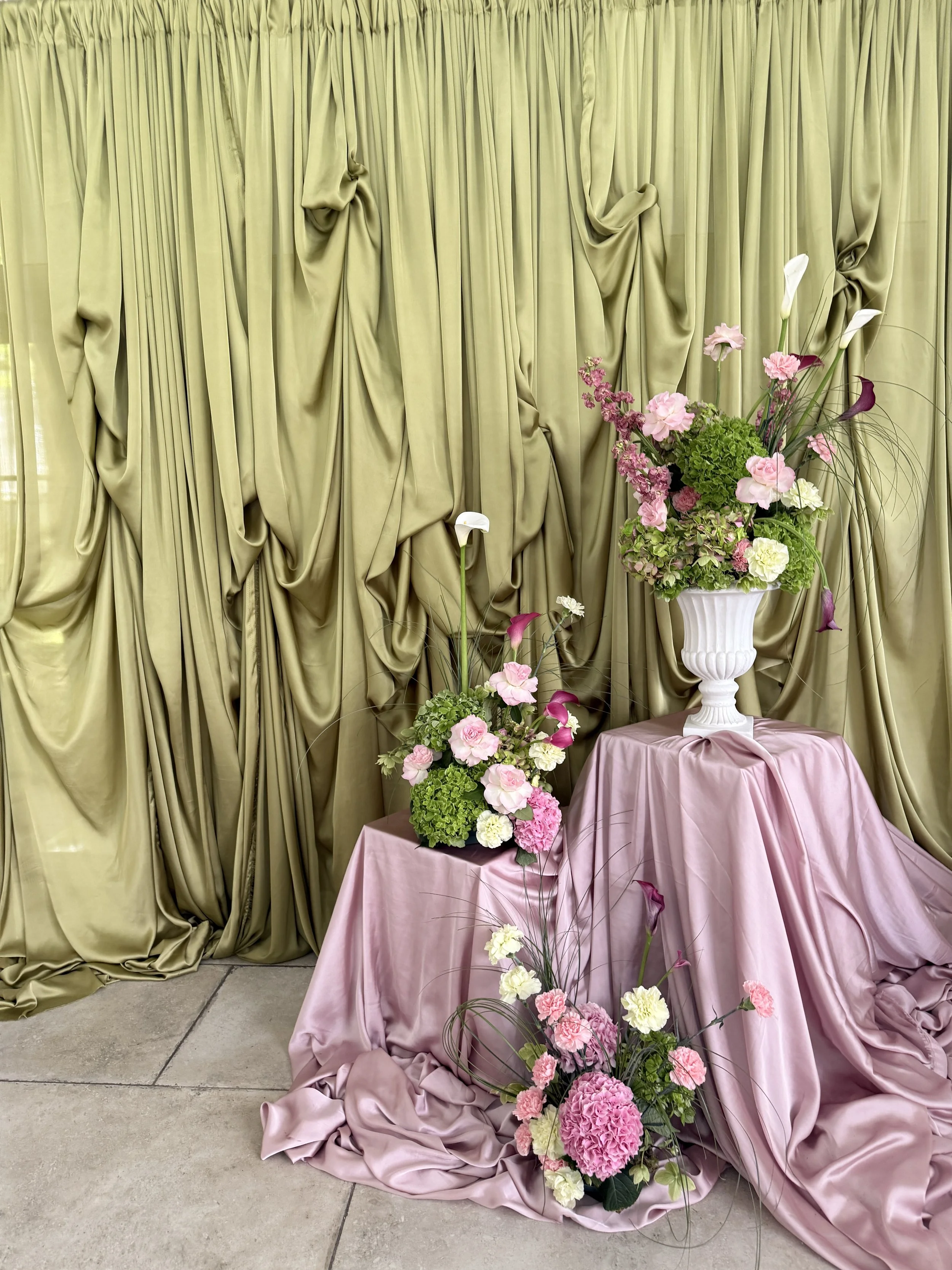 Bold, modern and structured flowers with pink and olive draping at Woodhill Hall in Northumberland. 