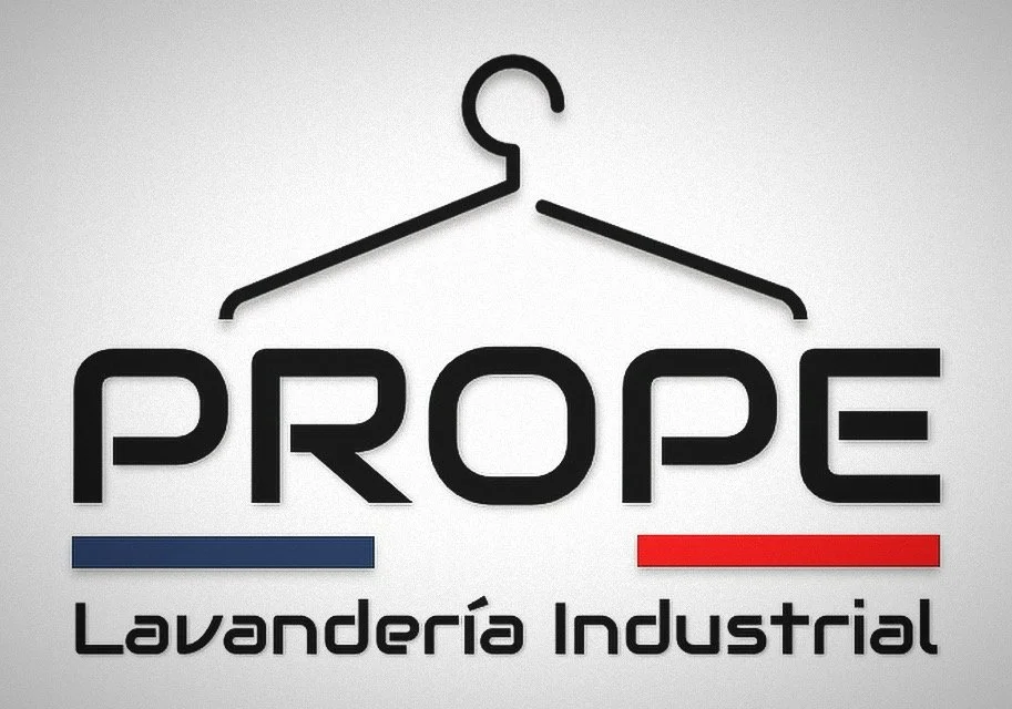 Logotipo de una lavandería industrial con la palabra 'PROPE' y una percha por encima, con líneas horizontales azul y roja y la leyenda 'Lavandería Industrial'.