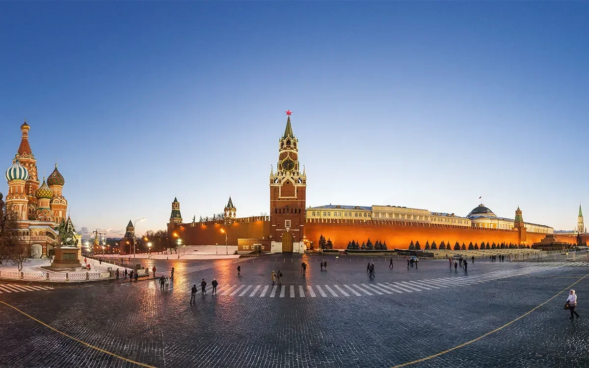 Panoramic evening view of Red Square in Moscow, Russia, featuring Saint Basil's Cathedral and the Kremlin, representing ImmerseMe's immersive Russian language learning experiences inspired by authentic Russian culture and real-world locations.