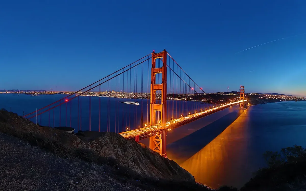 Golden Gate Bridge in San Francisco at sunset, representing English language learning in the United States.