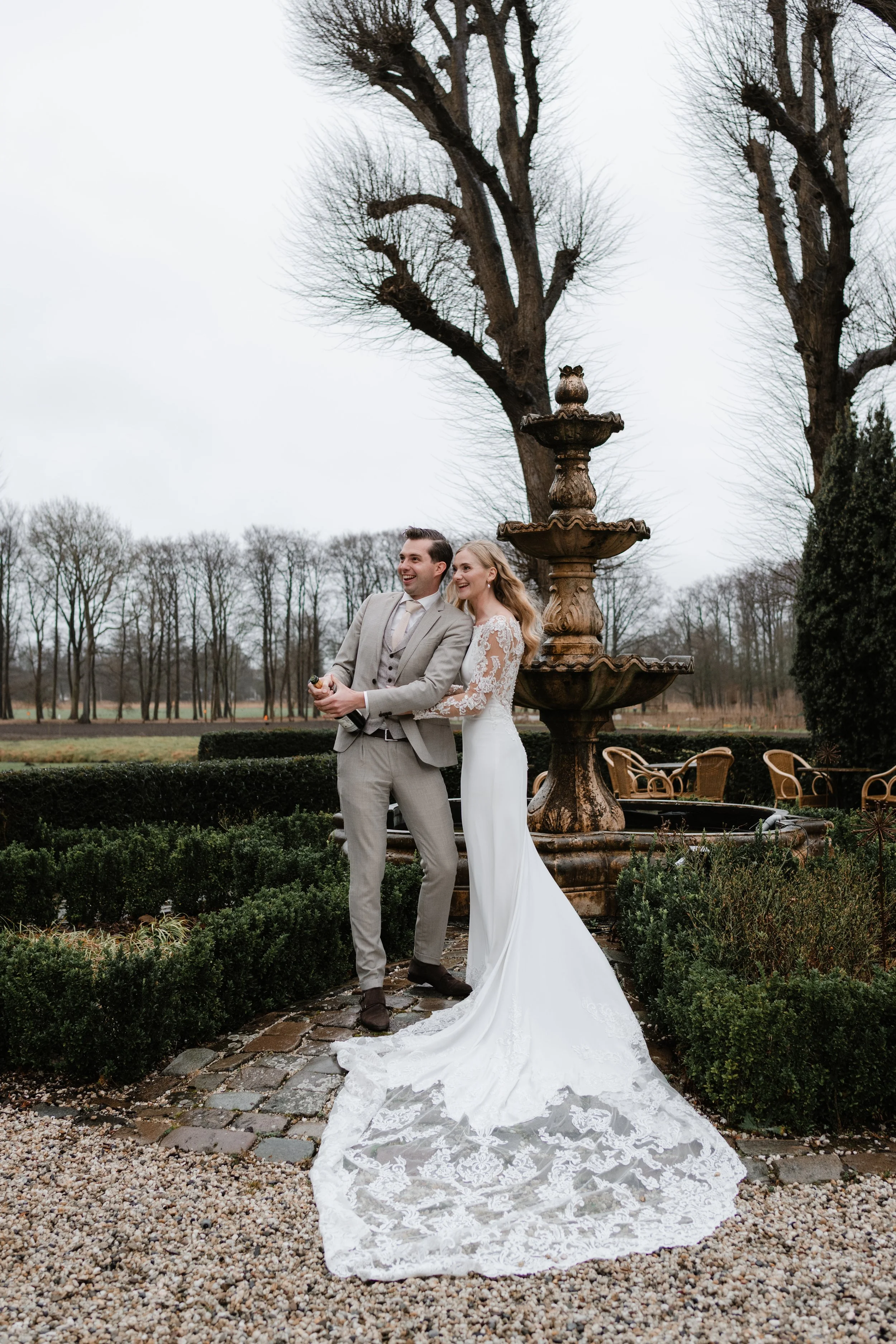  champagne poppen bruidspaar