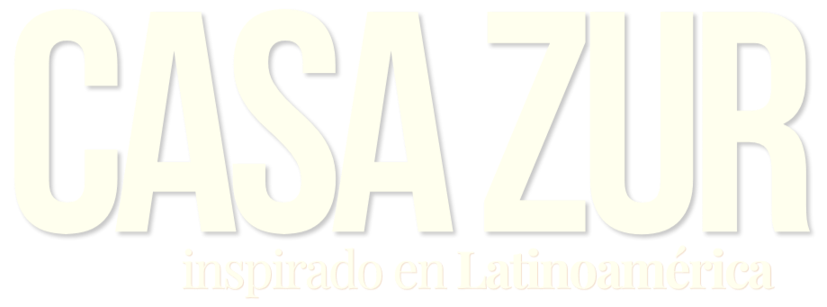 Logo con letras grandes que dicen "CASA ZUR" y un subtítulo que dice "inspirado en Latinoamérica" en letras más pequeñas.