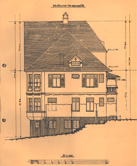 Architektonischer Entwurf eines Hauses mit Dach, mehreren Etagen, Balkonen und Fenstern, technische Maße und Beschriftungen.