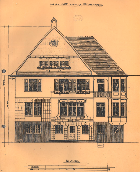 Zeichnung eines mehrstöckigen Hauses mit Satteldach, Balkonen, mehreren Fenstern und einem kleinen Turm auf dem Dach, handgezeichnet auf Papier.