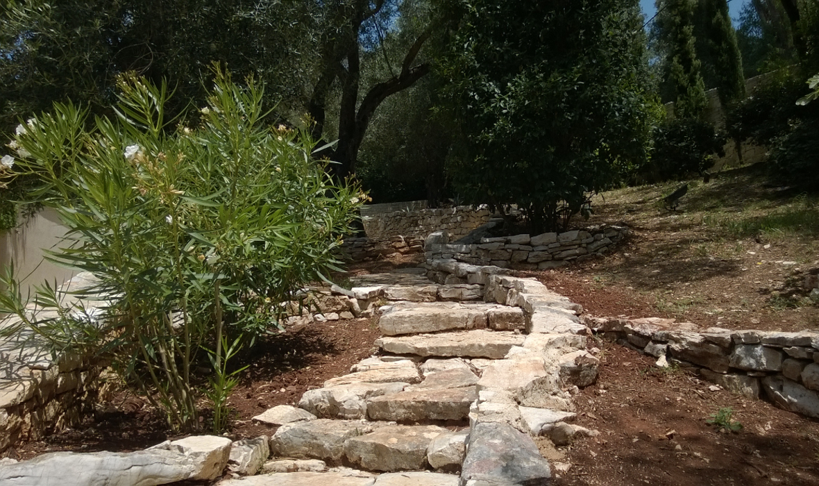 10_Villa Nafsika_Skoposdesign_Stone Steps.png