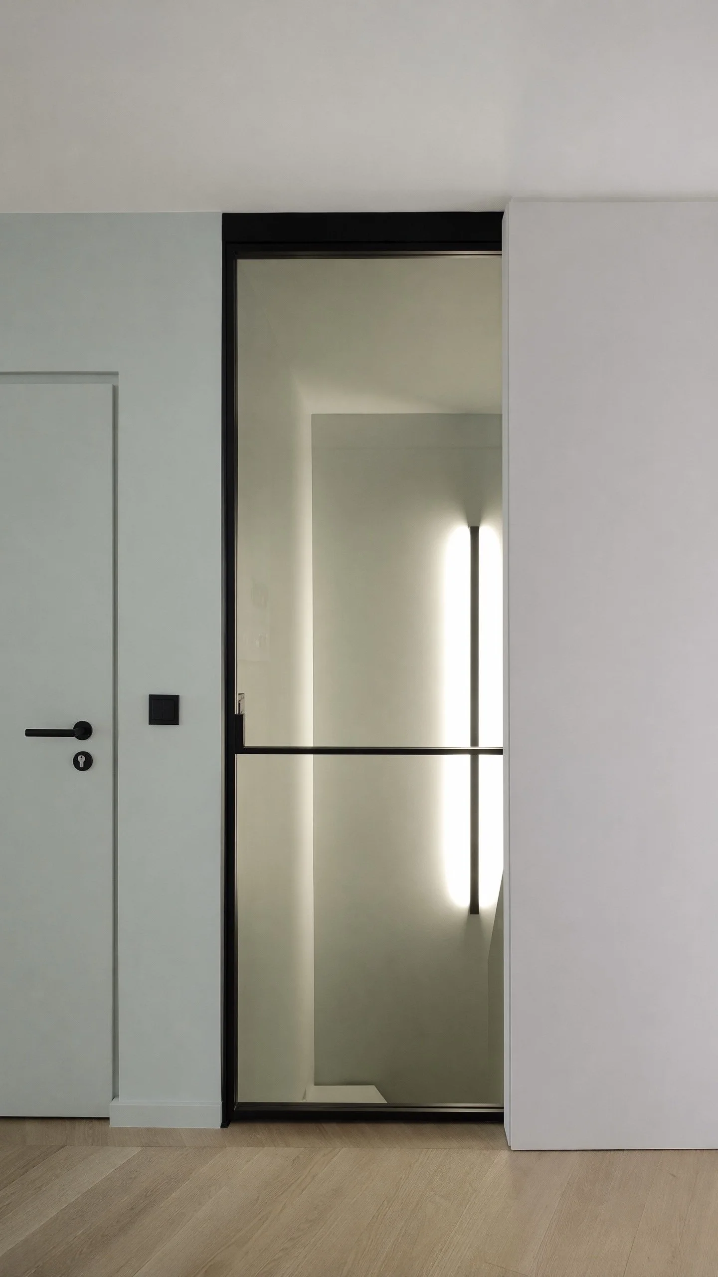 Obergeschoss Eingangbereich und Glasschiebetür zum Untergeschoss.jpg