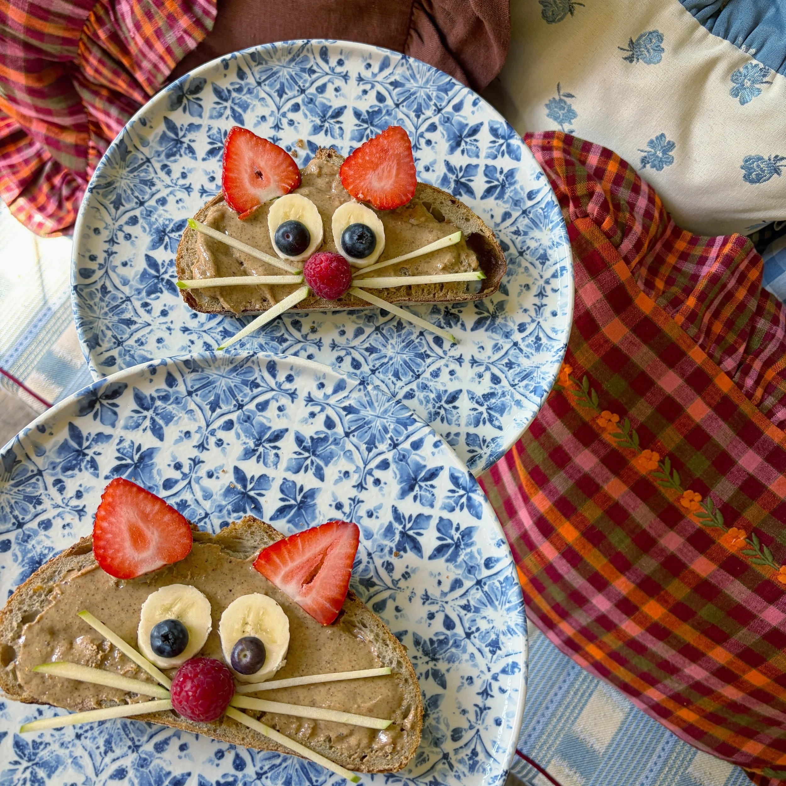 Ook voor de kindjes staat er genoeg lekkers op het menu. Bijvoorbeeld deze lekkere zuurdesem boterham met huisgemaakte pindakaas, en dan net even leuker🥰😍💚