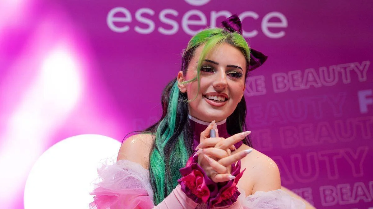 Essence-spielt-sich-in-die-Herzen-der-Cosplayer3_gross.jpg