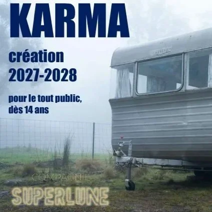 Affiche publicitaire pour une création Karma 2027-2028, destinée au public à partir de 14 ans, avec une image d'une caravane dans un paysage brumeux.