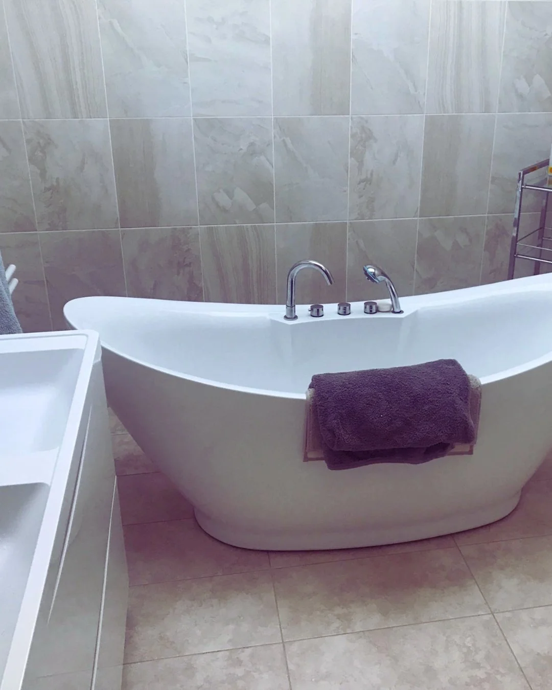 stand alone porcelain bath 