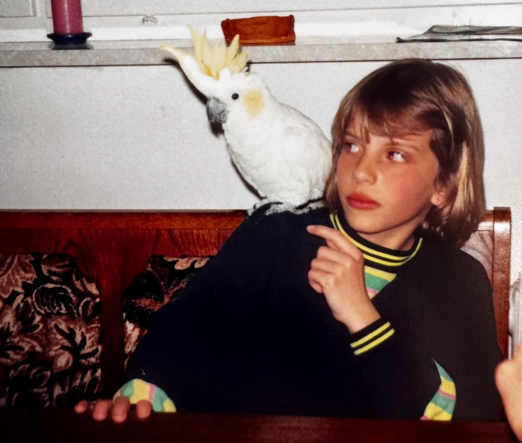 Vivian Vogel mit einem Kakadu auf der Schulter