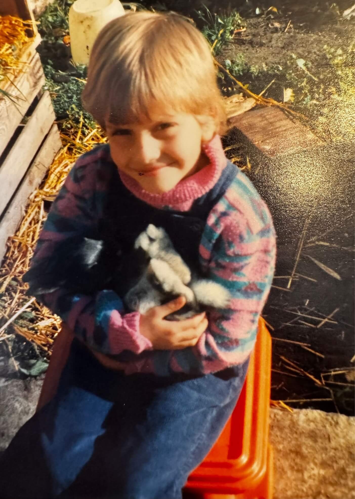 Vivian Vogel als Kind mit einem Zwerghasen auf dem Arm