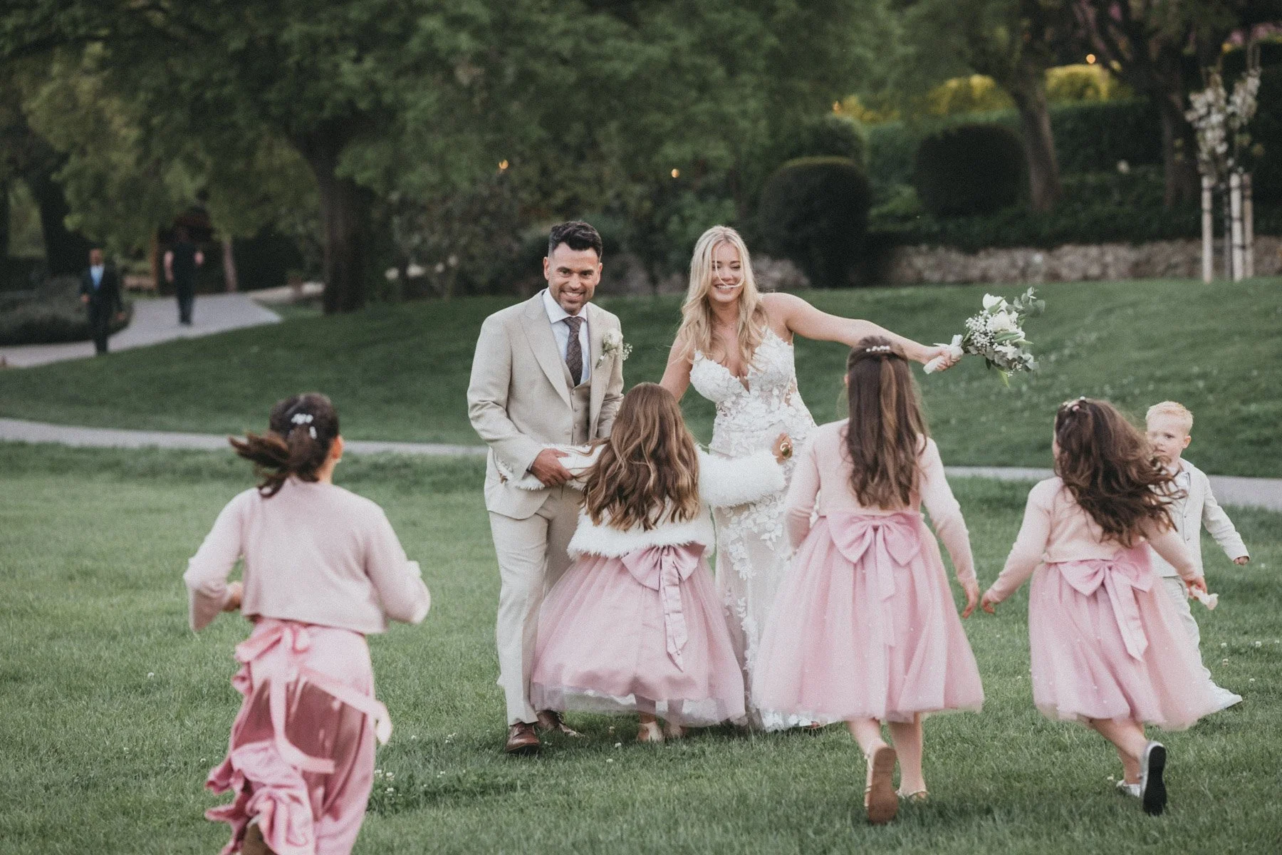 Pareja de boda con niños bailando en Can Ribas