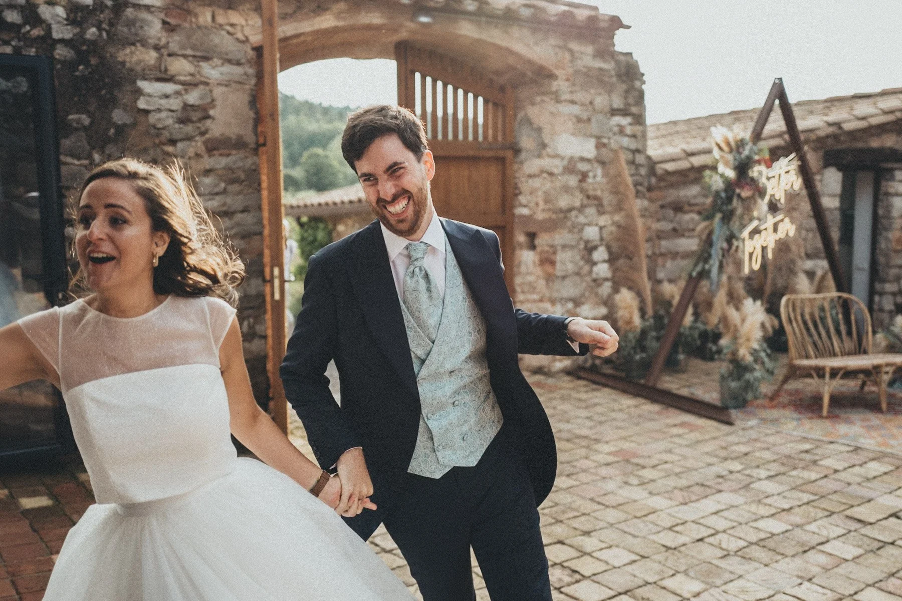 Pareja bailando feliz en boda al aire libre en la Masia This Must be the Place