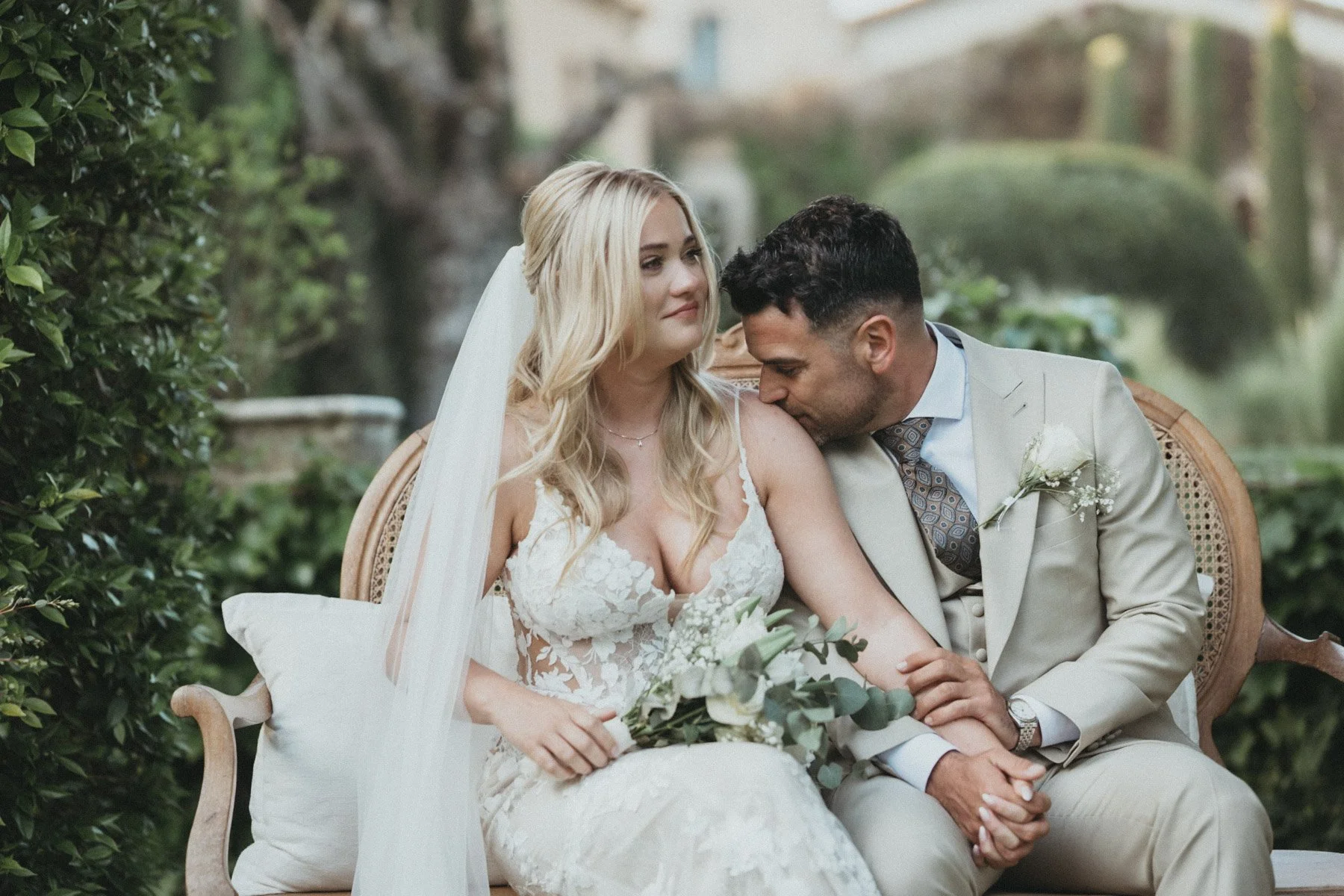 Novios sentados en un banco durante la ceremonia en Can Ribas, fotografía de Buenafortuna