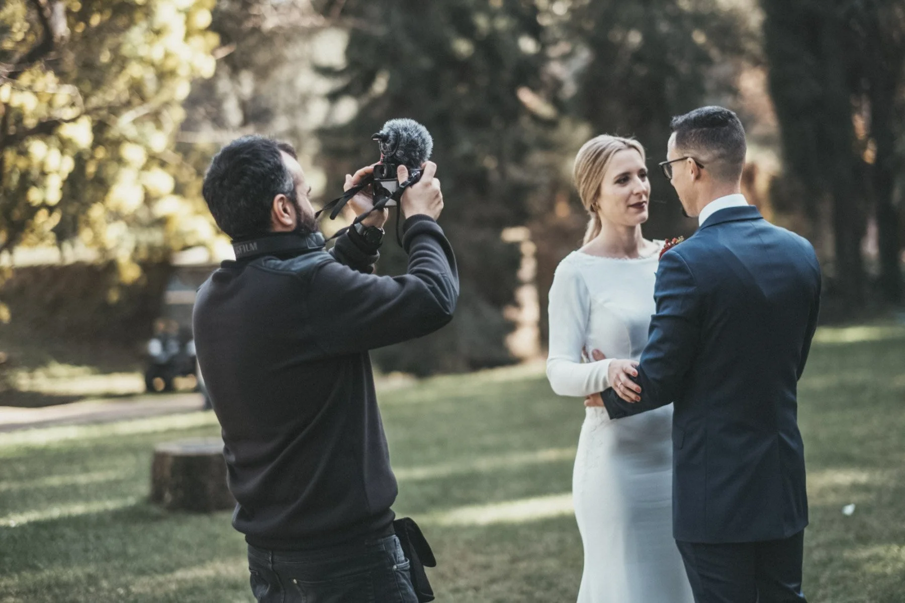 Una pareja se está casando en Can Ribas, con un videógrafo de Buenafortuna grabando la escena