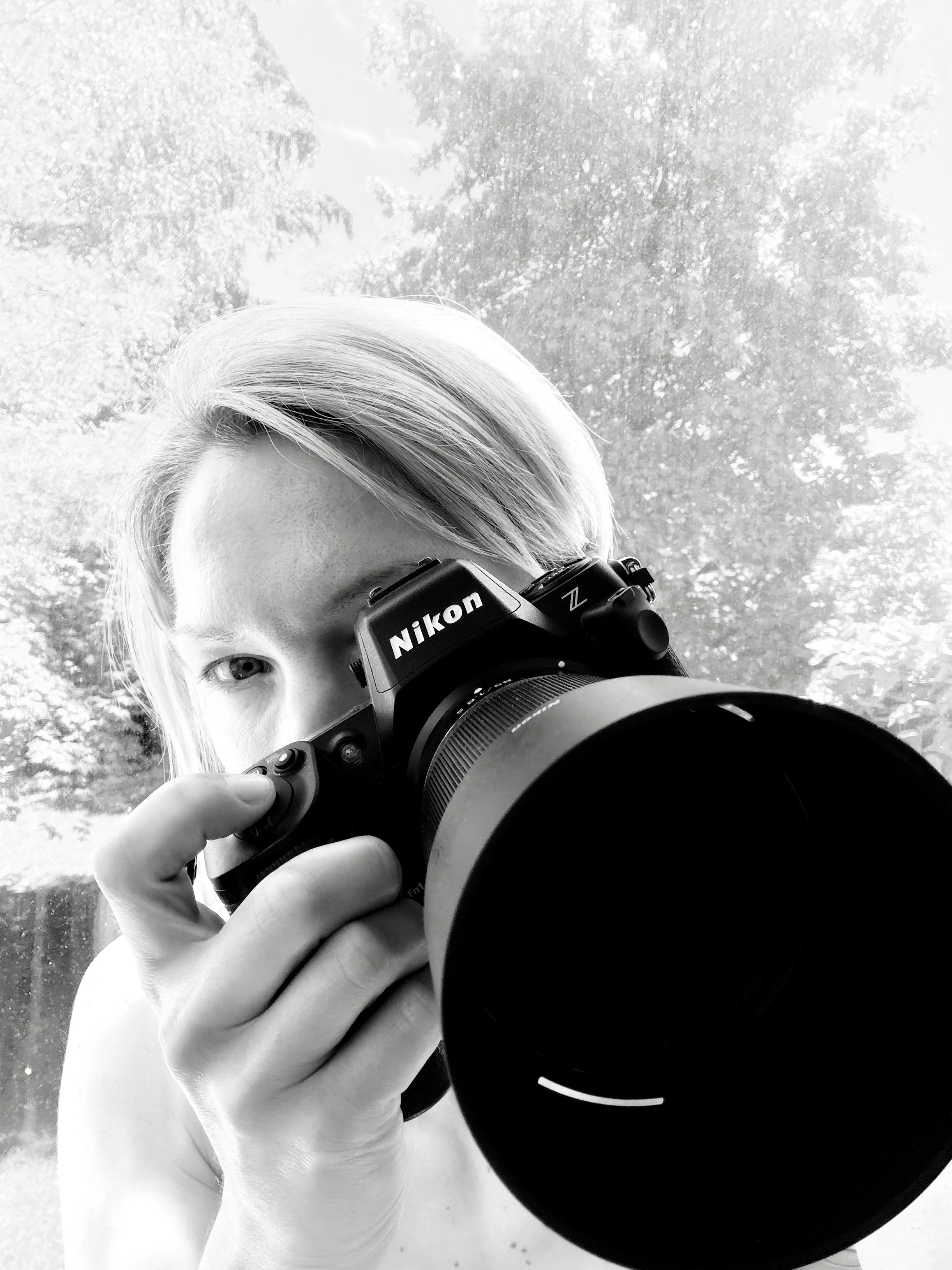 Maja Ratajc, fotografinja karakternih portretov in družinskih zgodb, s fotoaparatom Nikon Z. Ljubljana, Slovenija.