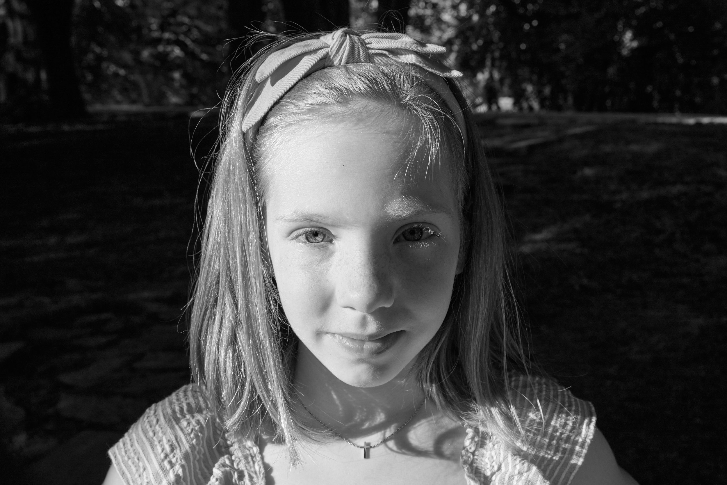 Karakterni portret deklice v naravni svetlobi. Uredniška črno-bela fotografija. Maja Ratajc, Ljubljana.