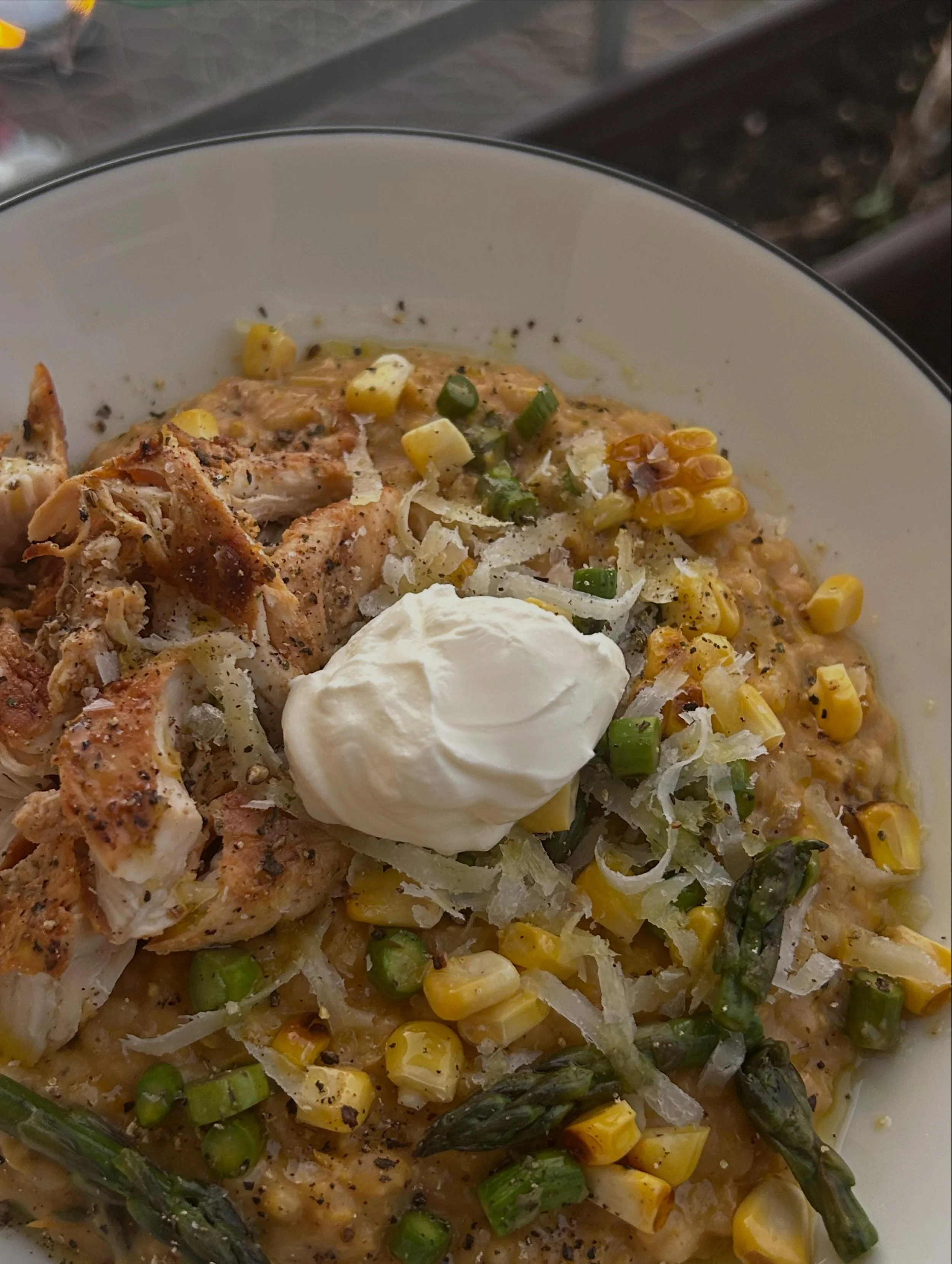 you know how i feel about corn season&hellip; creamy grilled corn and asparagus orzo with parm, cr&egrave;me fraiche and grilled chicken 🌽 book me for your private events 😛 link in bio