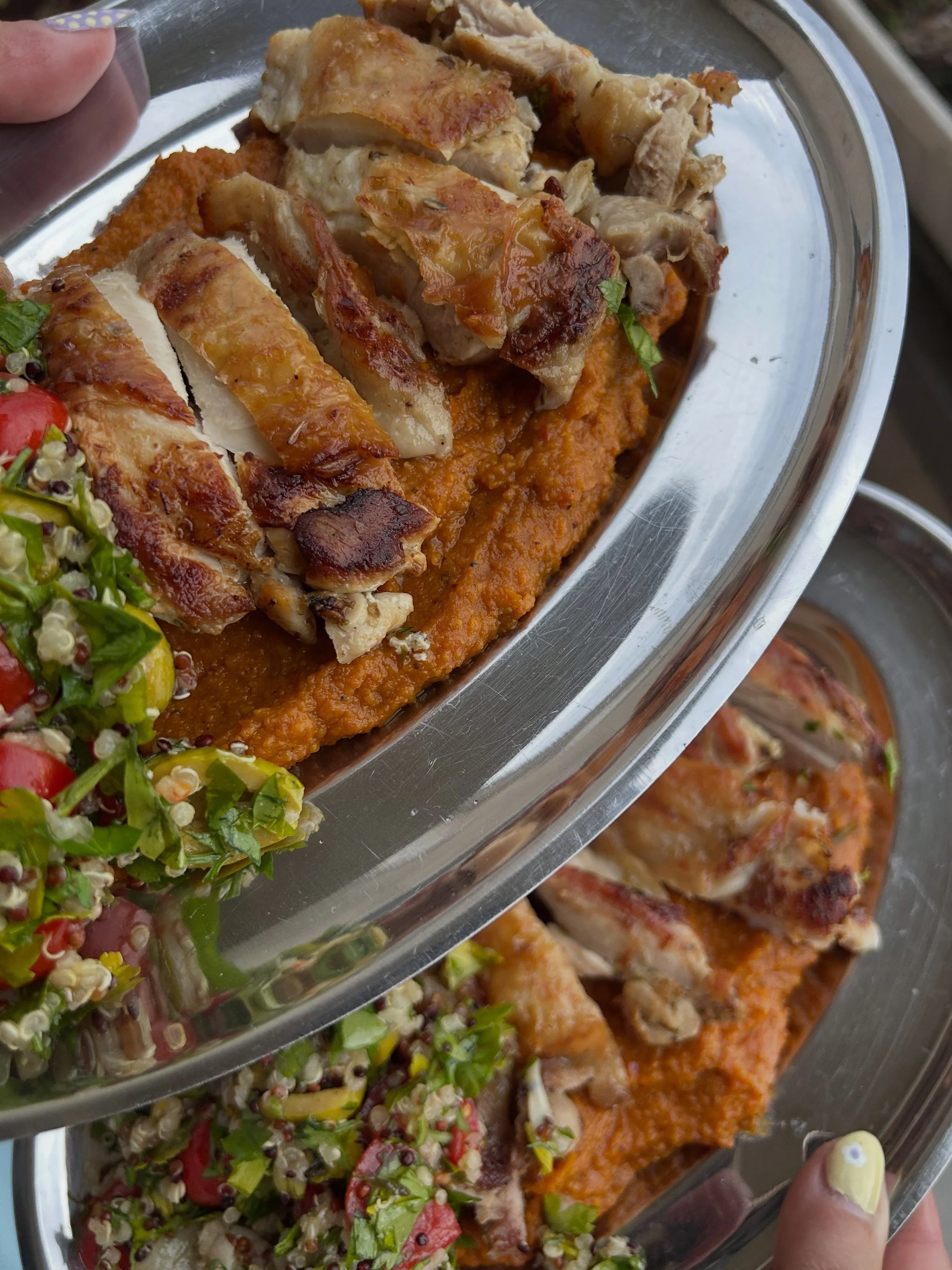 pickled jalape&ntilde;o brined chicken thighs with roasted red pepper sauce and quinoa salad 🌿